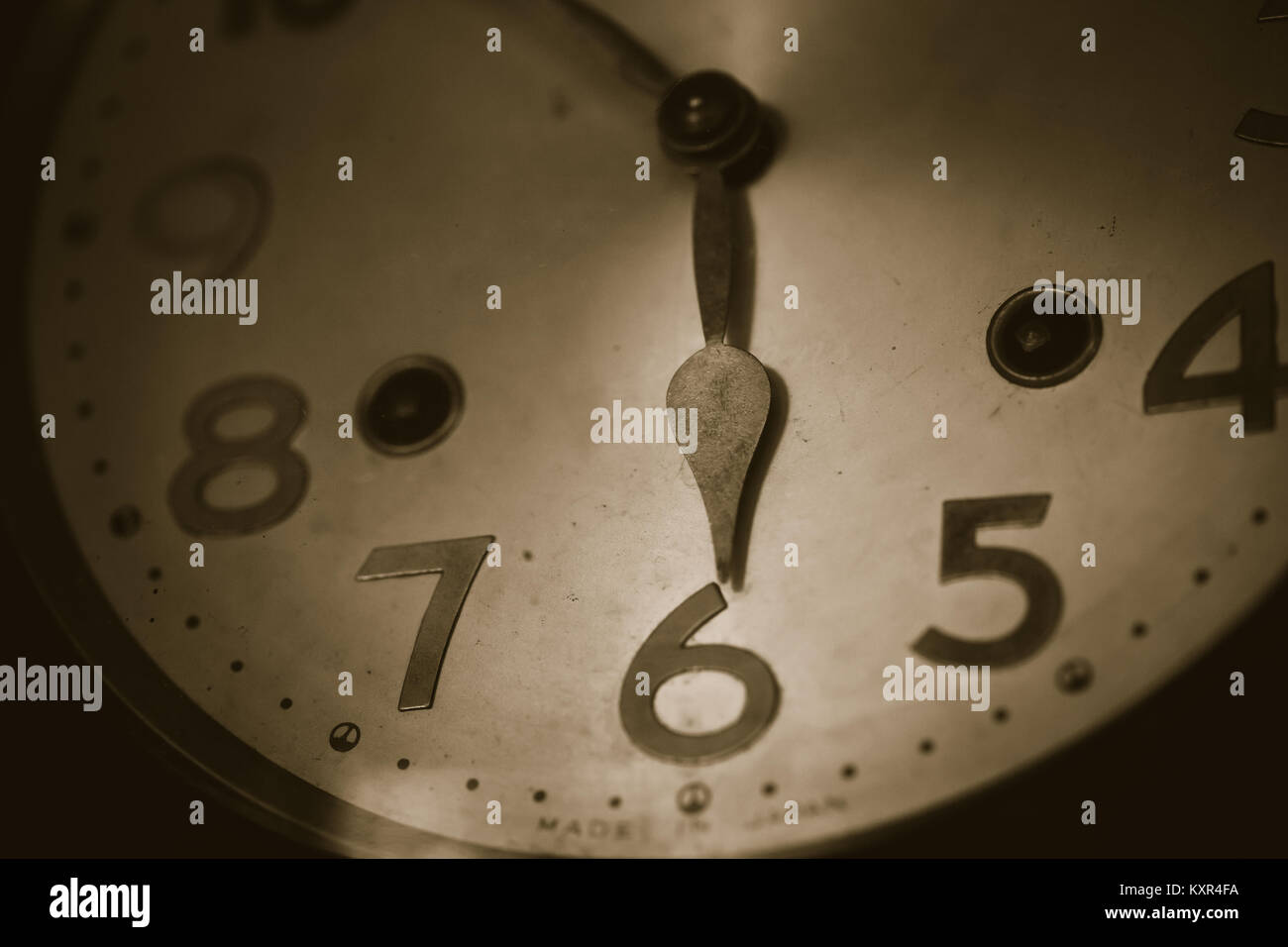 Alte Uhr wind closeup Zeit bei 6 o'clock vintage Farbton closeup Stockfoto