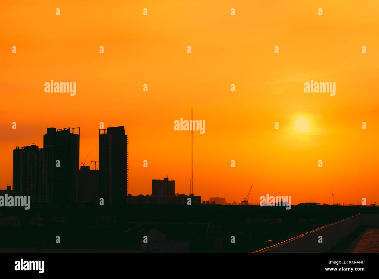 Stadt metro Silhouette am sonnigen orange Sonnenuntergang Himmel Stockfoto