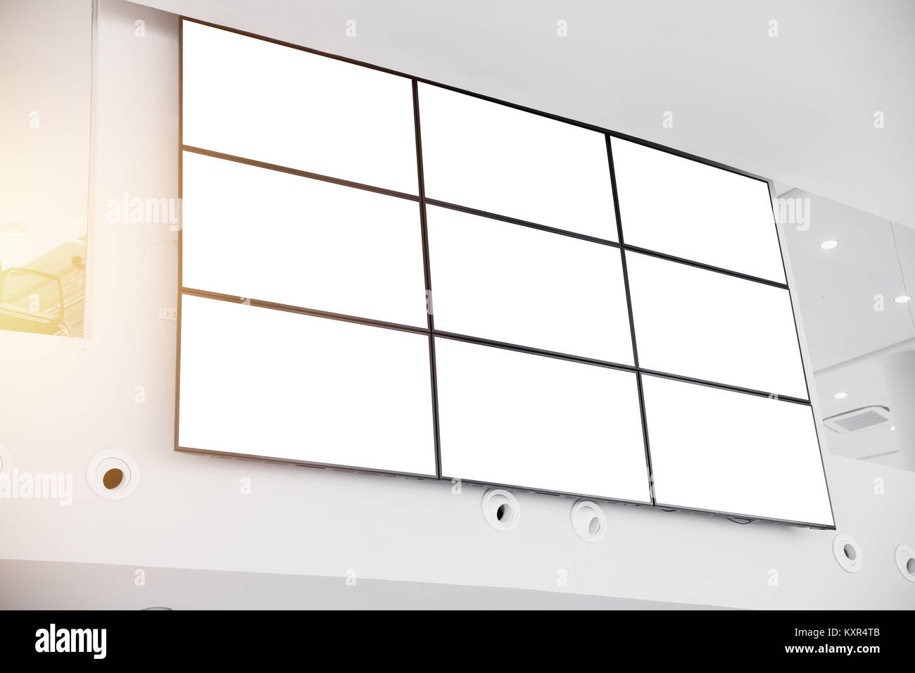 Wand-LCD-Display Panel in der modernen Bürogebäude mit Beschneidungspfaden  auf Leerer Bildschirm Stockfotografie - Alamy