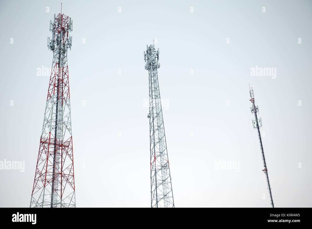 Mehrere Art der Turm Telekommunikation Funk Antenne Tower auf weißen Himmel Stockfoto