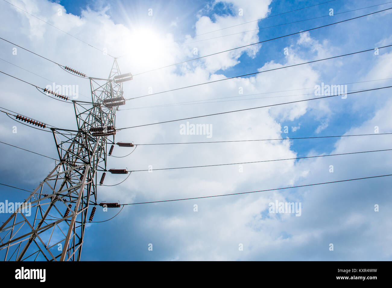 Strom Power Line an einem sonnigen Tag blue sky Cloud Hintergrund Stockfoto