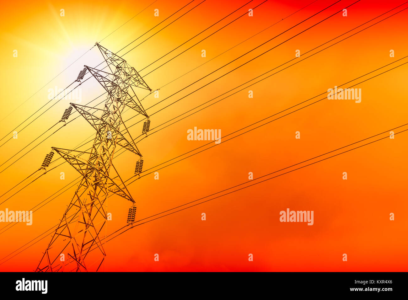 Strom power line Silhouette mit sonnigem Himmel Hintergrund Stockfoto