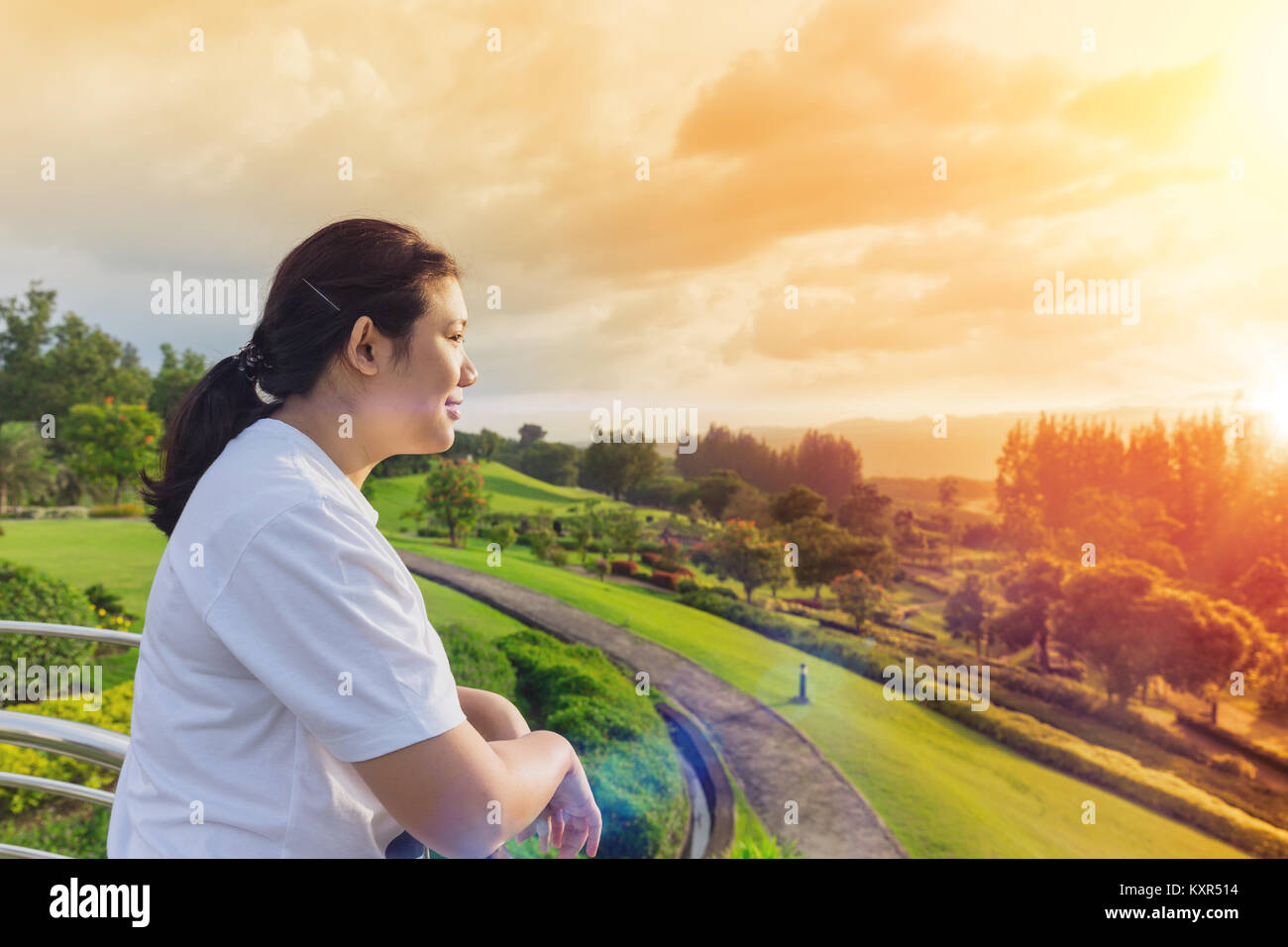 Nachdenken über oder fehlende bestanden gute Speicher asiatische Frauen lächeln auf der Suche nach dem zukünftigen Konzept auf die Natur Park sunrise Sky Stockfoto