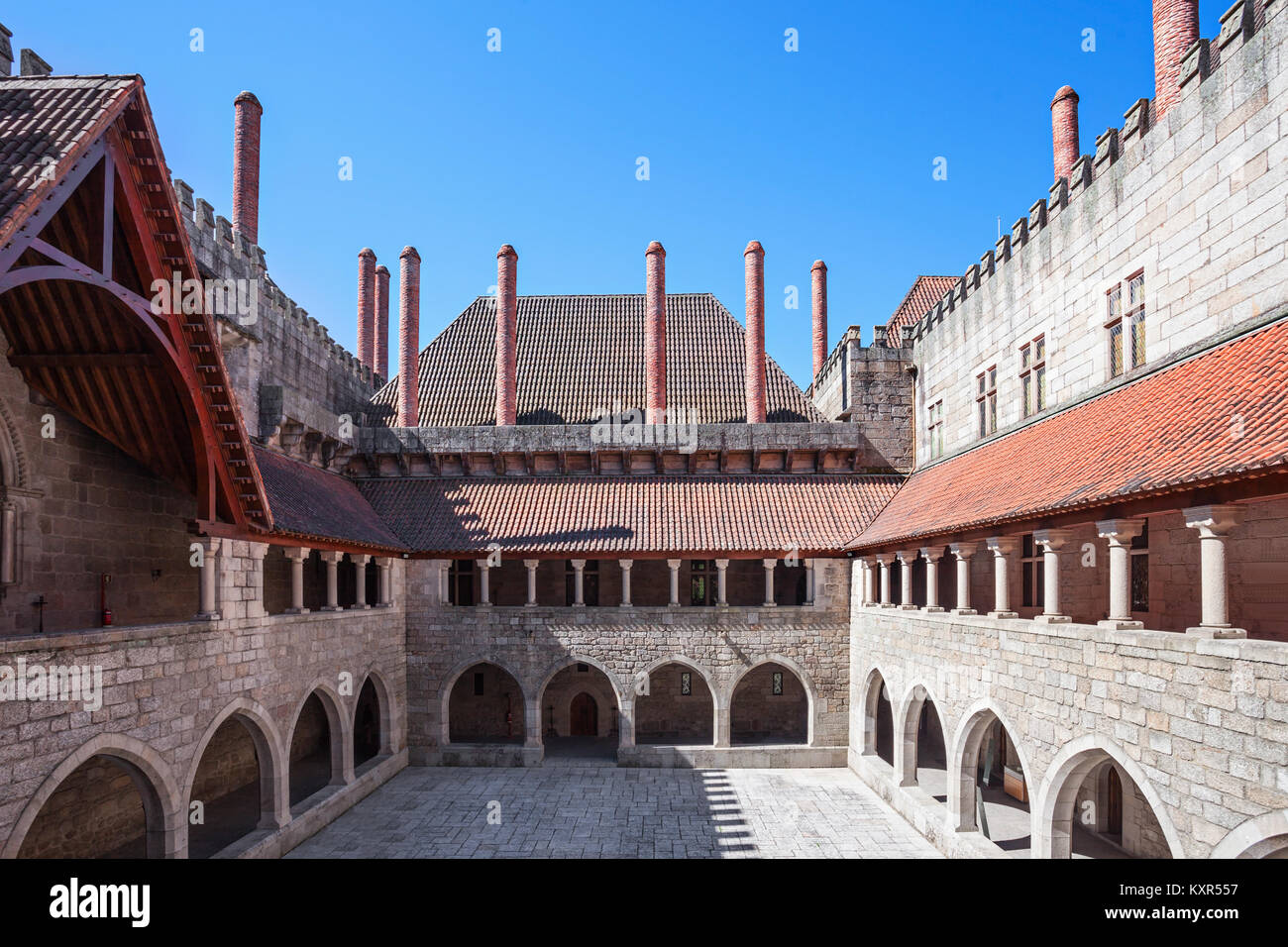 GUIMARAES, PORTUGAL - 11. Juli: Im Palast der Duques von Braganza am 11. Juli 2014 in Guimaraes, Portugal Stockfoto