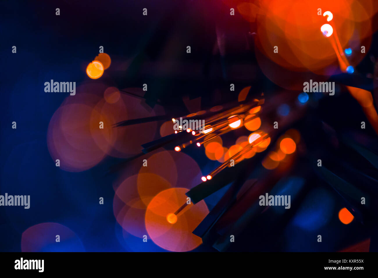 Fiber Optik rot blau leuchten Kommunikation Technologie Hintergrund bokeh Stockfoto