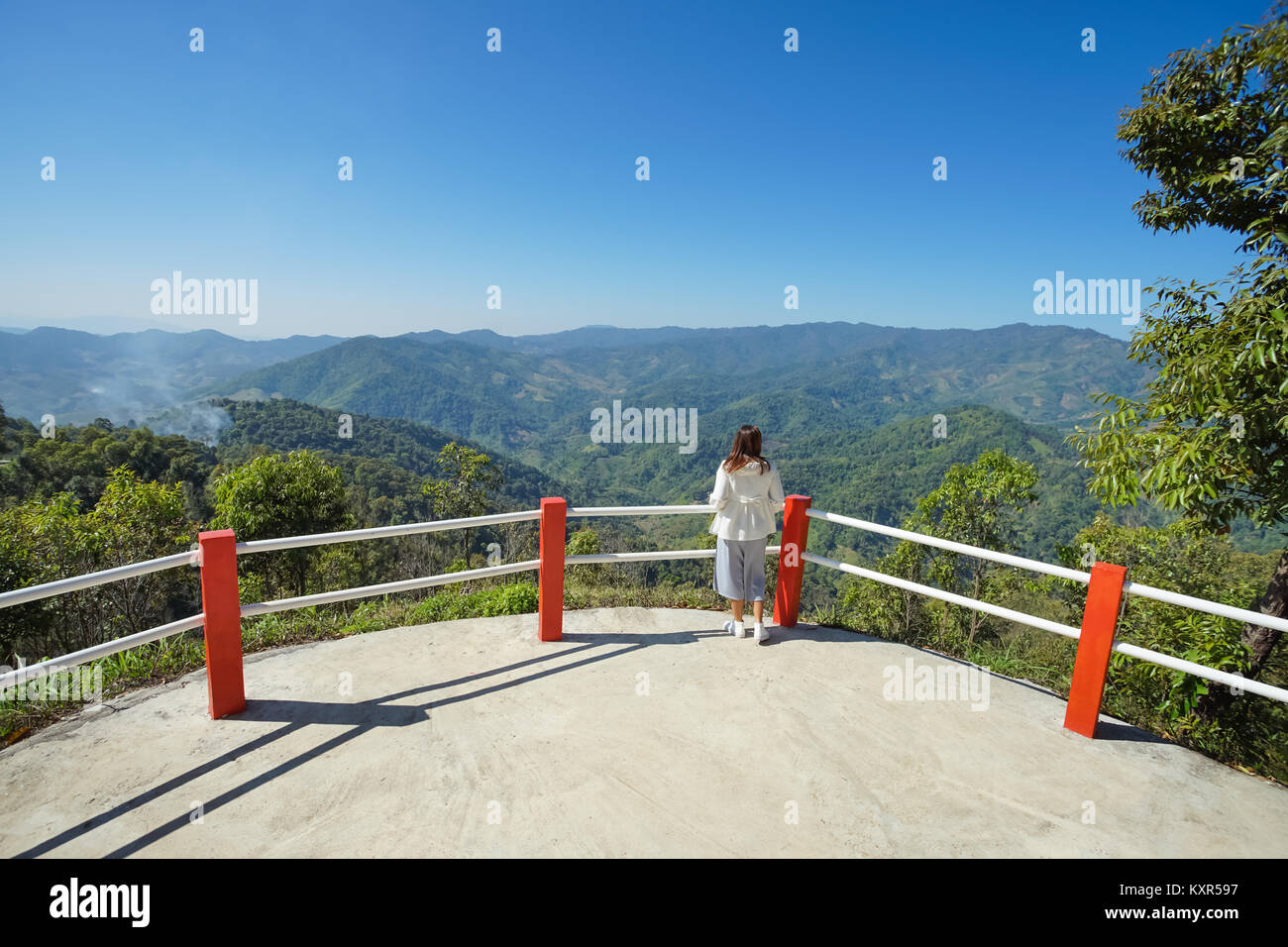 Asiatische Frau Tourist auf View Point in Doi Mea Salong, Chiang Rai Thailand Stockfoto