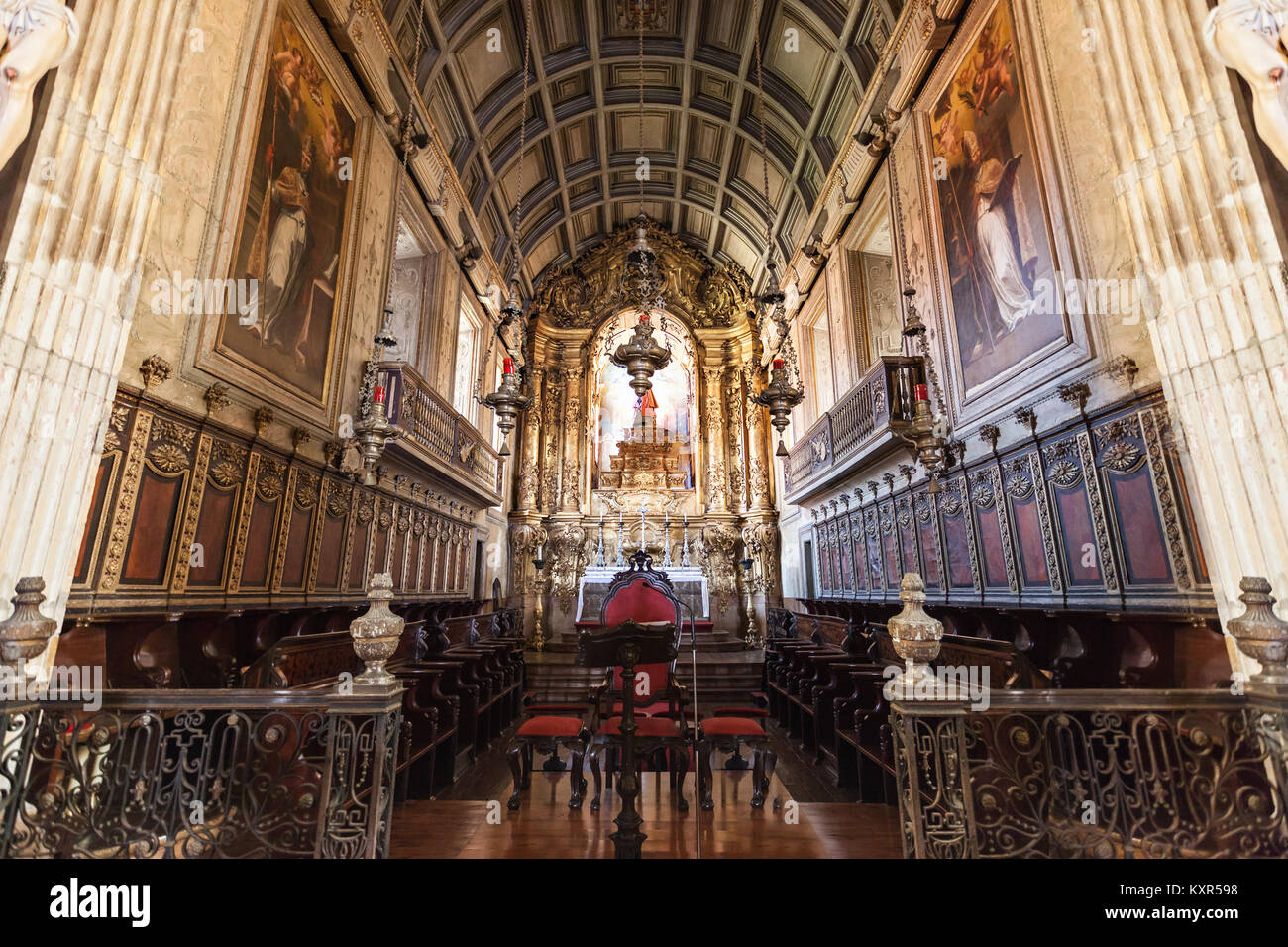 GUIMARAES, PORTUGAL - 11. Juli: Igreja de Nossa Senhora da Oliveira Kirche am 11. Juli 2014 in Guimaraes, Portugal Stockfoto