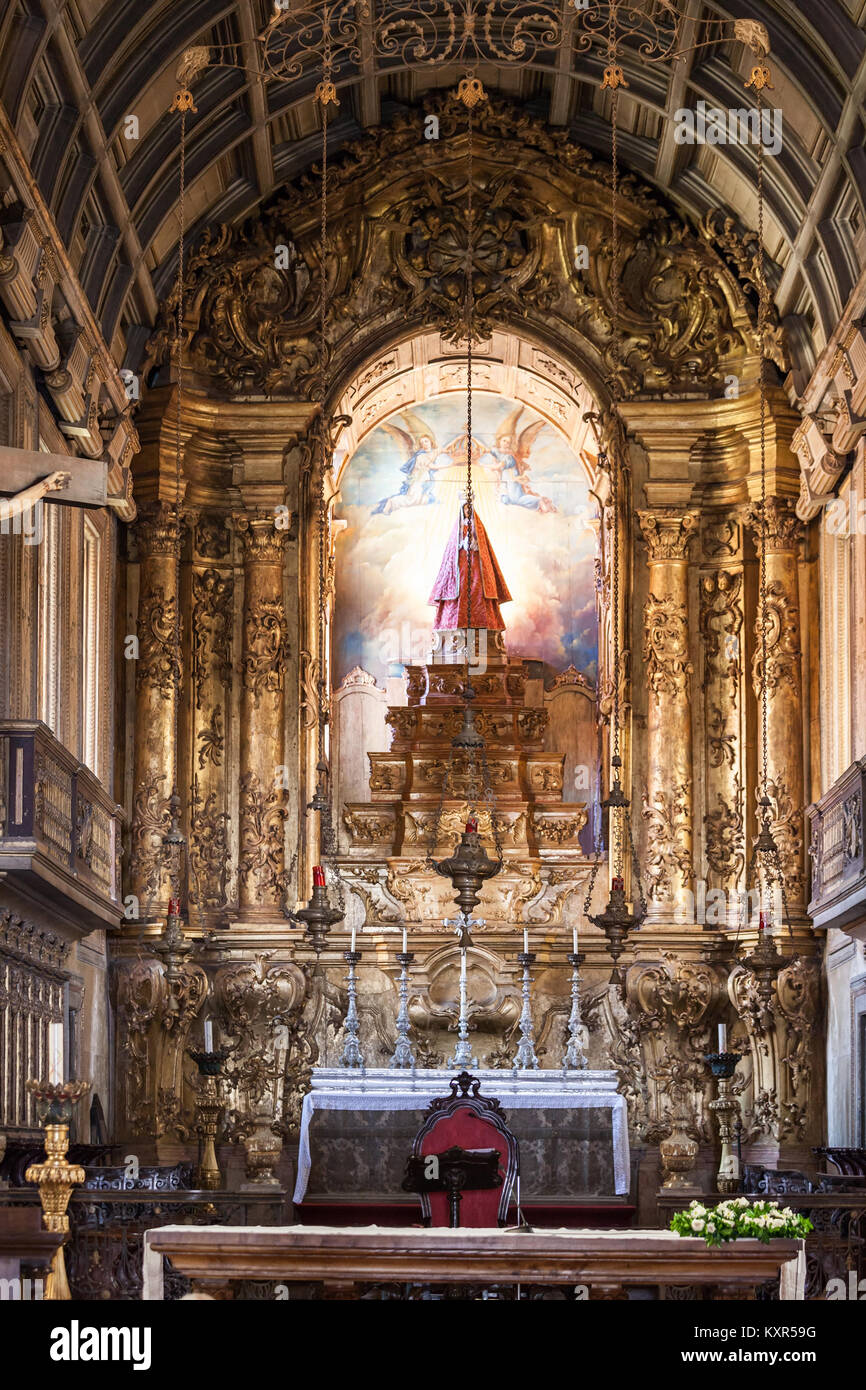GUIMARAES, PORTUGAL - 11. Juli: Igreja de Nossa Senhora da Oliveira Kirche am 11. Juli 2014 in Guimaraes, Portugal Stockfoto