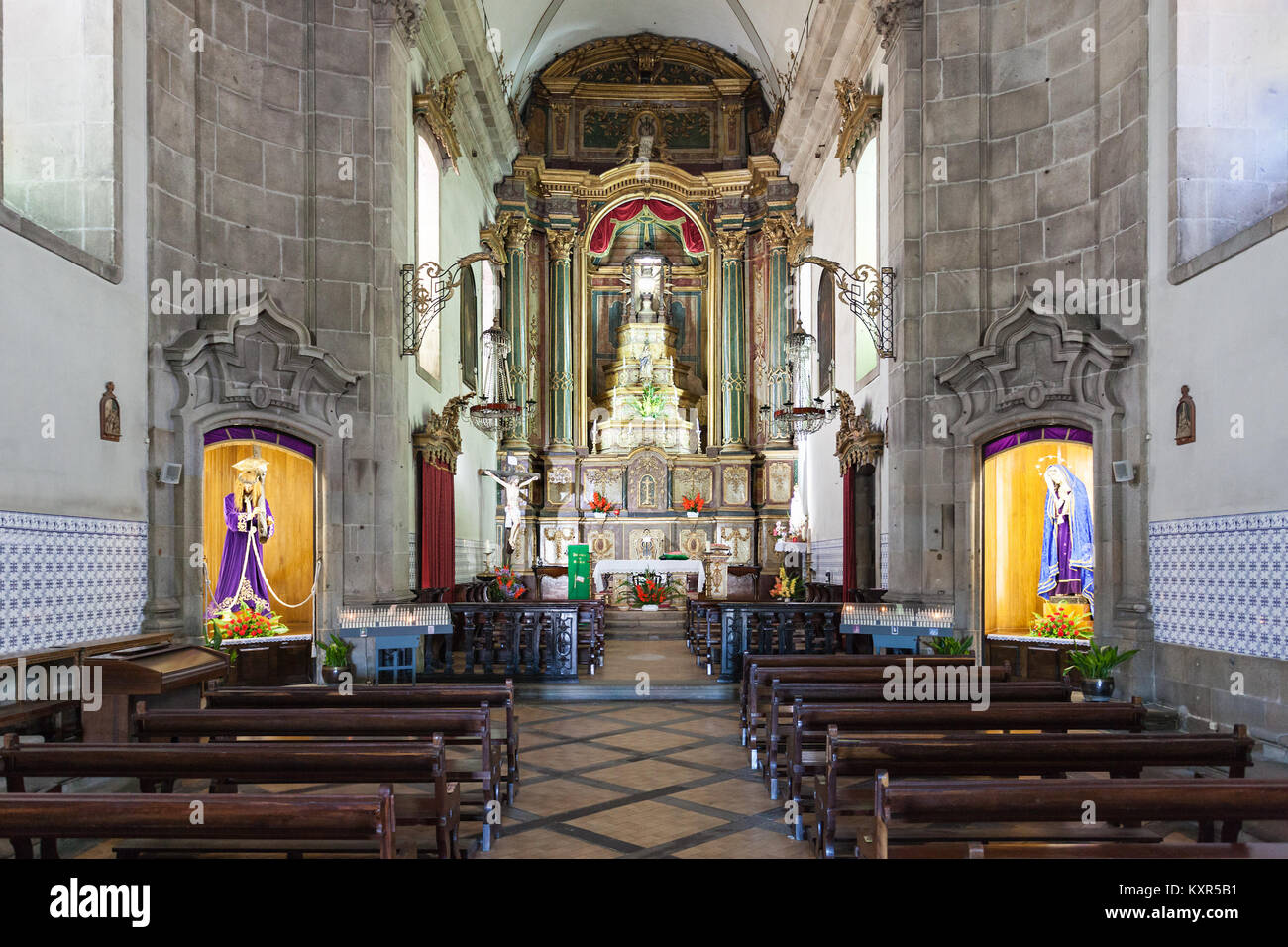 GUIMARAES, PORTUGAL - 11. Juli: Igreja de Nossa Senhora da Oliveira Kirche am 11. Juli 2014 in Guimaraes, Portugal Stockfoto