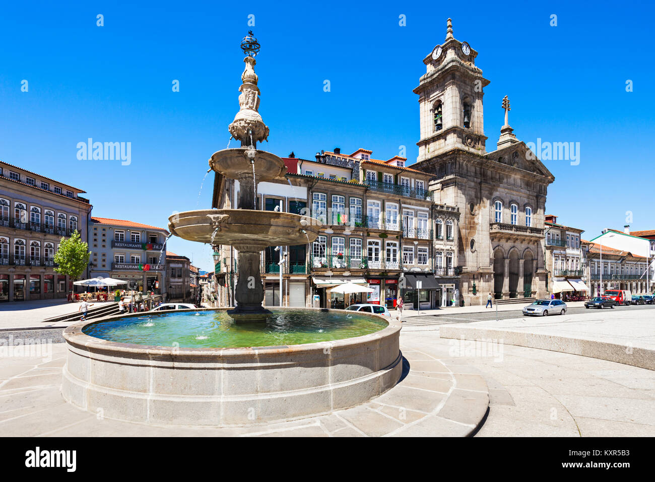 GUIMARAES, PORTUGAL - 11. Juli: toural Square (Largo do Toural) ist eine der zentralen und wichtigen Plätzen am 11. Juli 2014 in Guimaraes, Portug Stockfoto