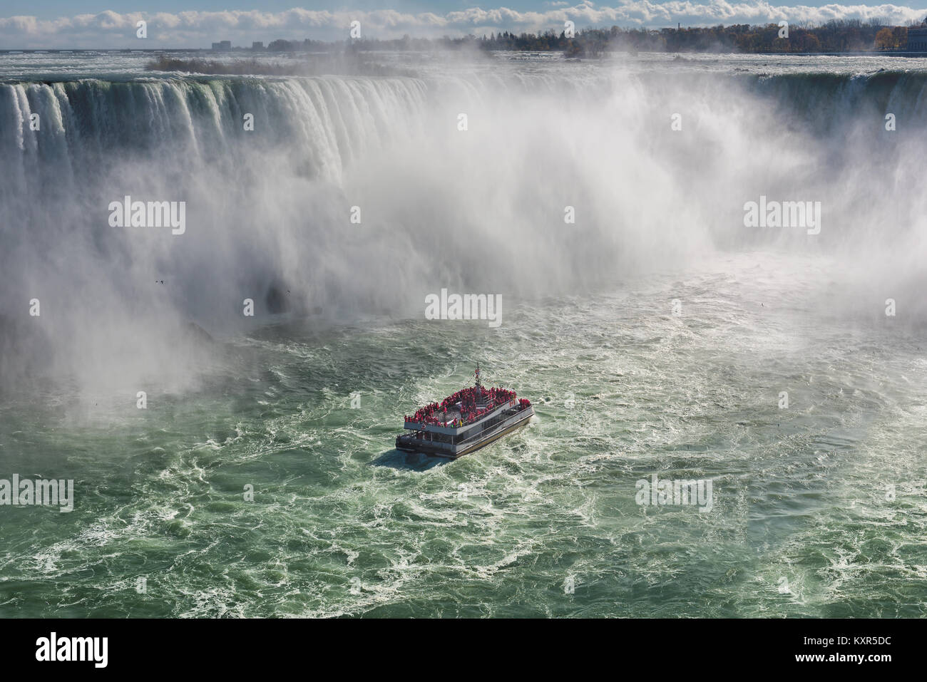 Touristische Schiff auf Hufeisen Fallen, Niagara Falls, Ontario, Kanada. Stockfoto