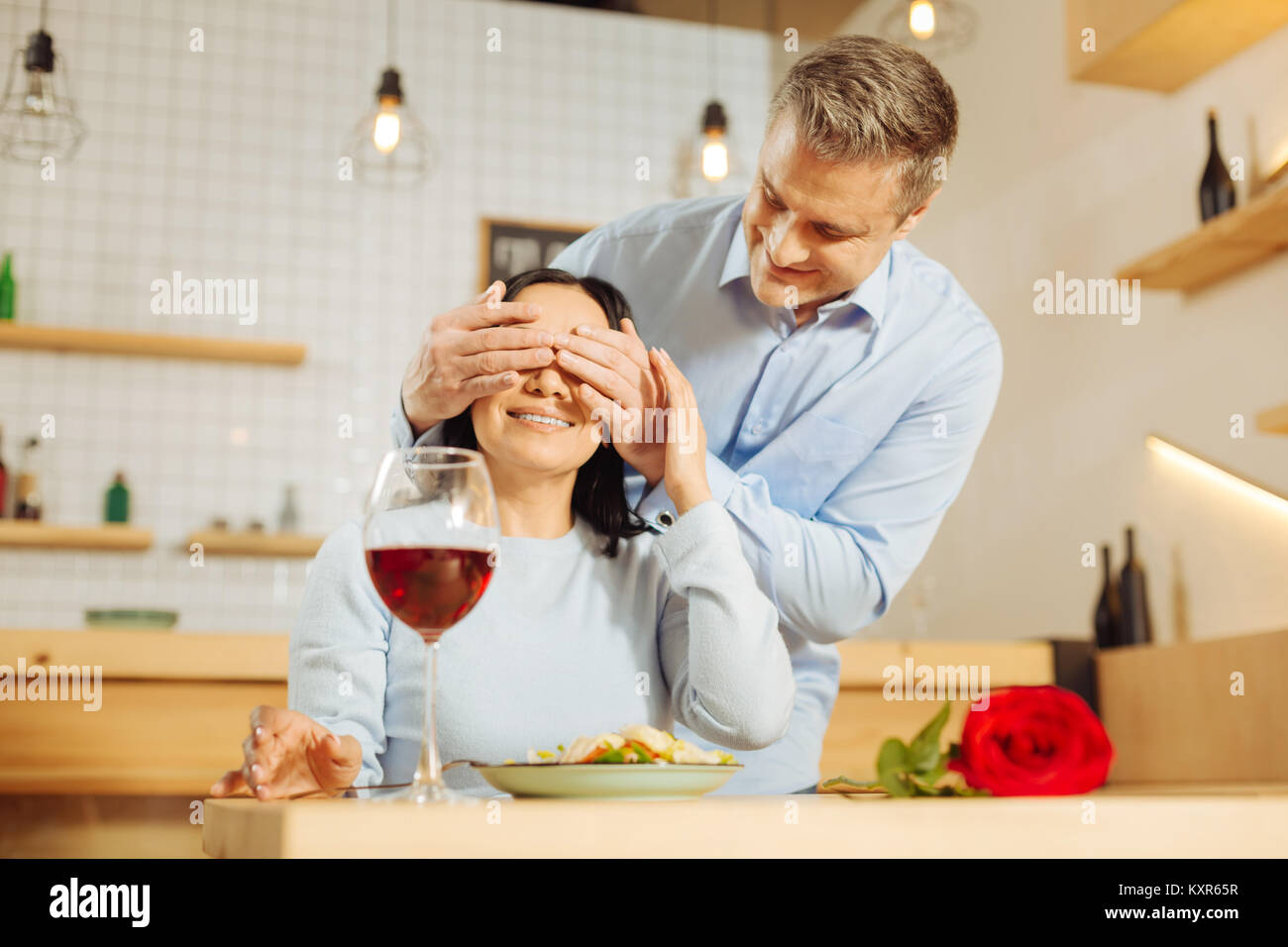 Glücklich der Mensch seine womans Augen schließen Stockfoto