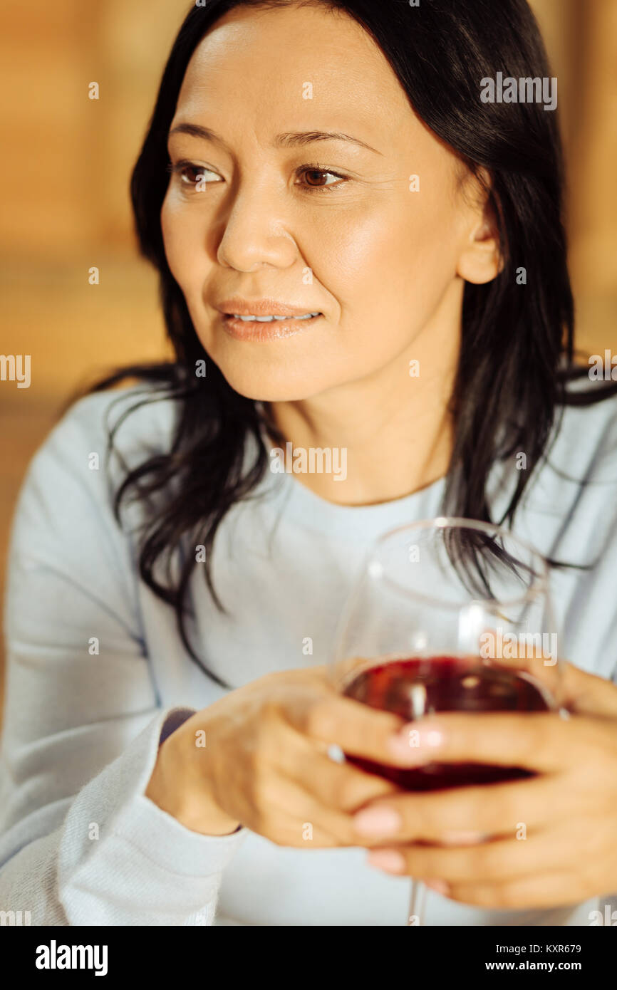 Konzentrierte sich Frau entspannend und das Trinken von Wein Stockfoto