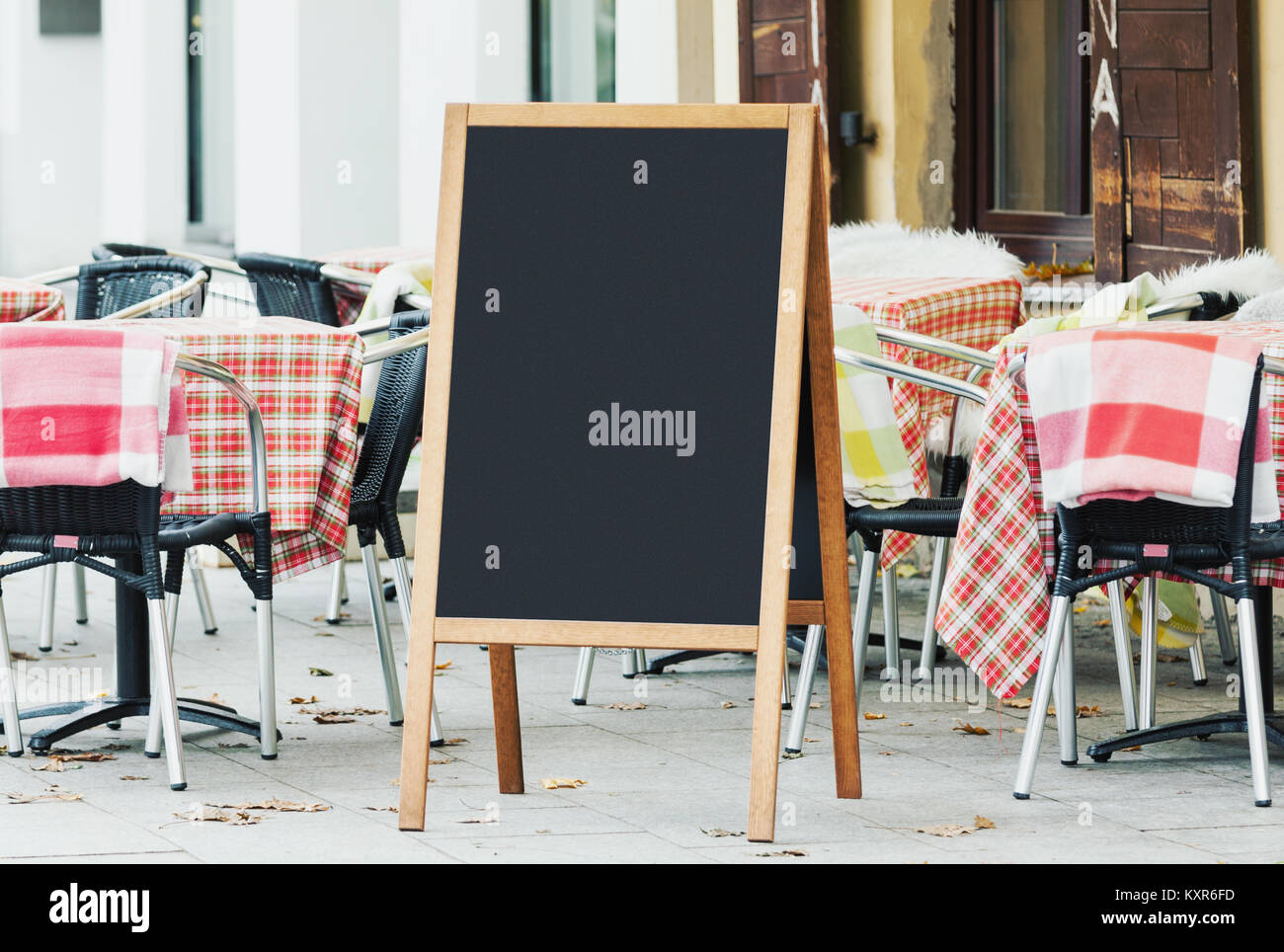 Leeres Menü schwarzes Brett mockup auf der Straße mit leeren Café sitze Stockfoto