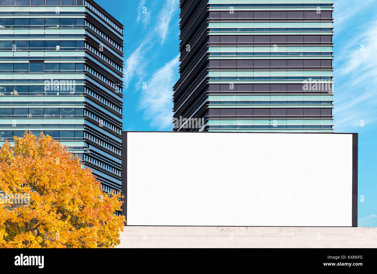 Leere große outdoor Billboard mockup mit modernen Gebäude im Hintergrund auf einem hellen Herbst Tag Stockfoto