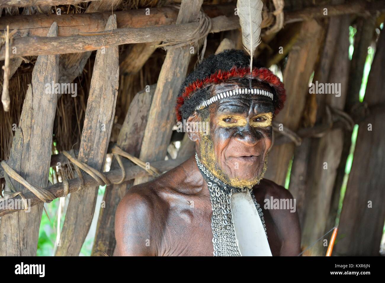 Close up Portrait von Yali Mabel, der Chef von Dani Stamm. Dugum Dani Krieger. 14. Mai 2016. Das Baliem Valley, Indonesisch, New Guinea Stockfoto