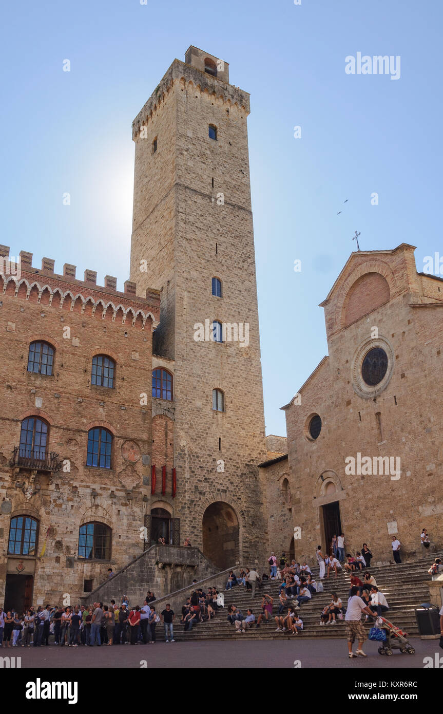 Die Sonne, die hinter dem großen Turm (Torre Grossa) - San Gimignano, Toskana, Italien Stockfoto