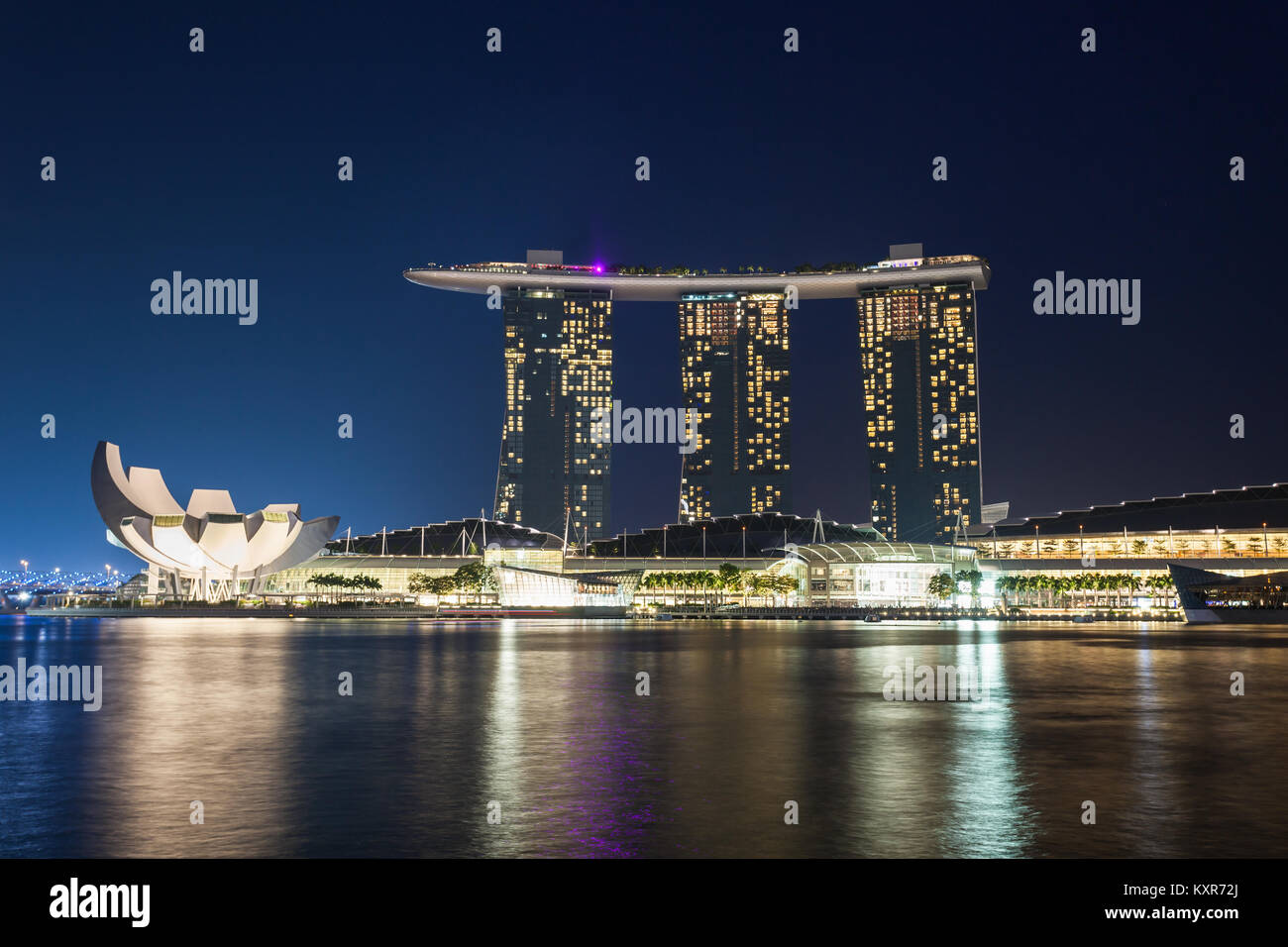 Singapur - 17. OKTOBER 2014: Marina Bay Sands Hotel und ArtScience Museum bei Nacht. Stockfoto