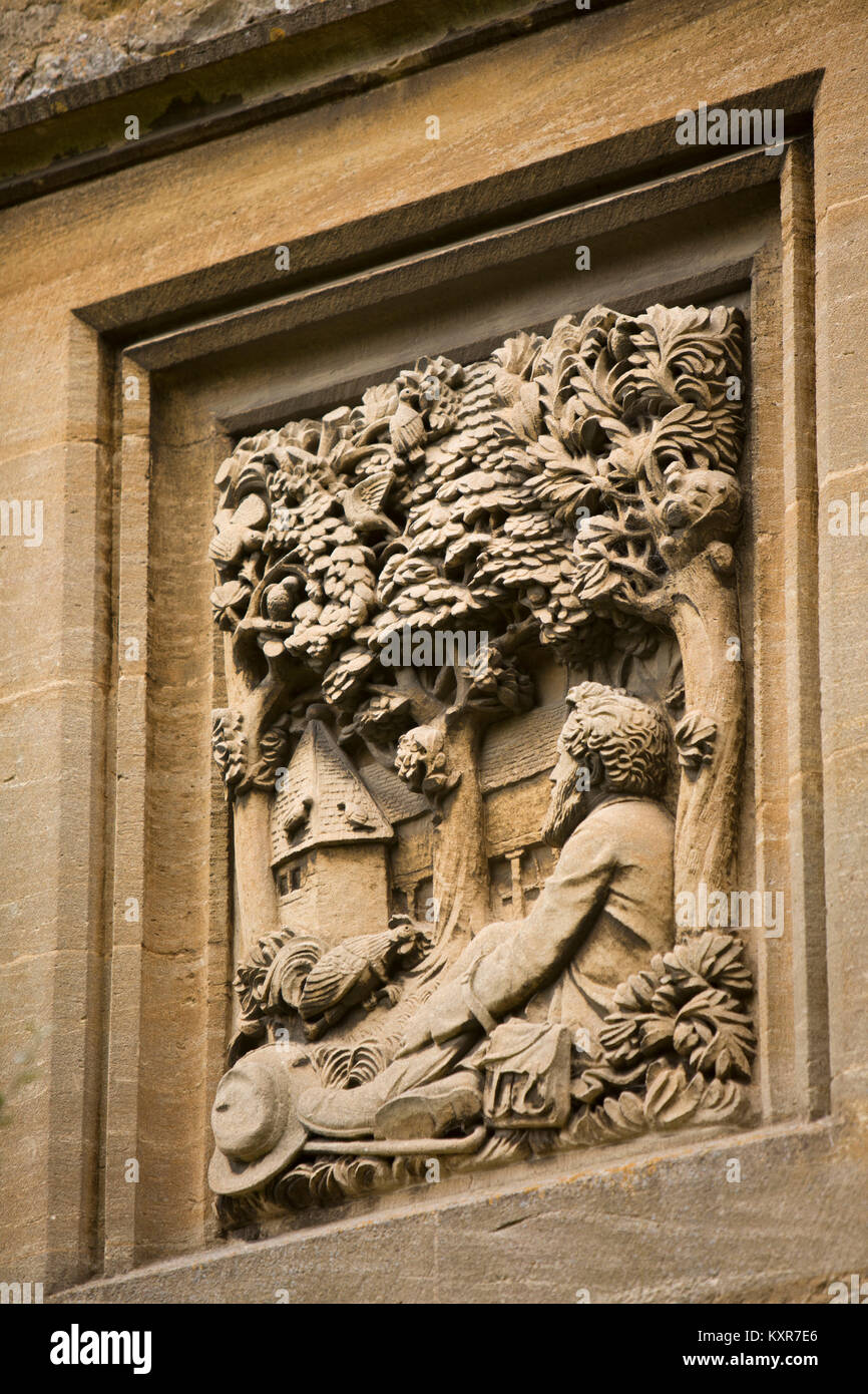 Großbritannien, England, Oxfordshire, Kelmscott, Memorial Cottages, Stein Panel von William Morris bei Kelmscott Manor, von George Jack geschnitzt Stockfoto