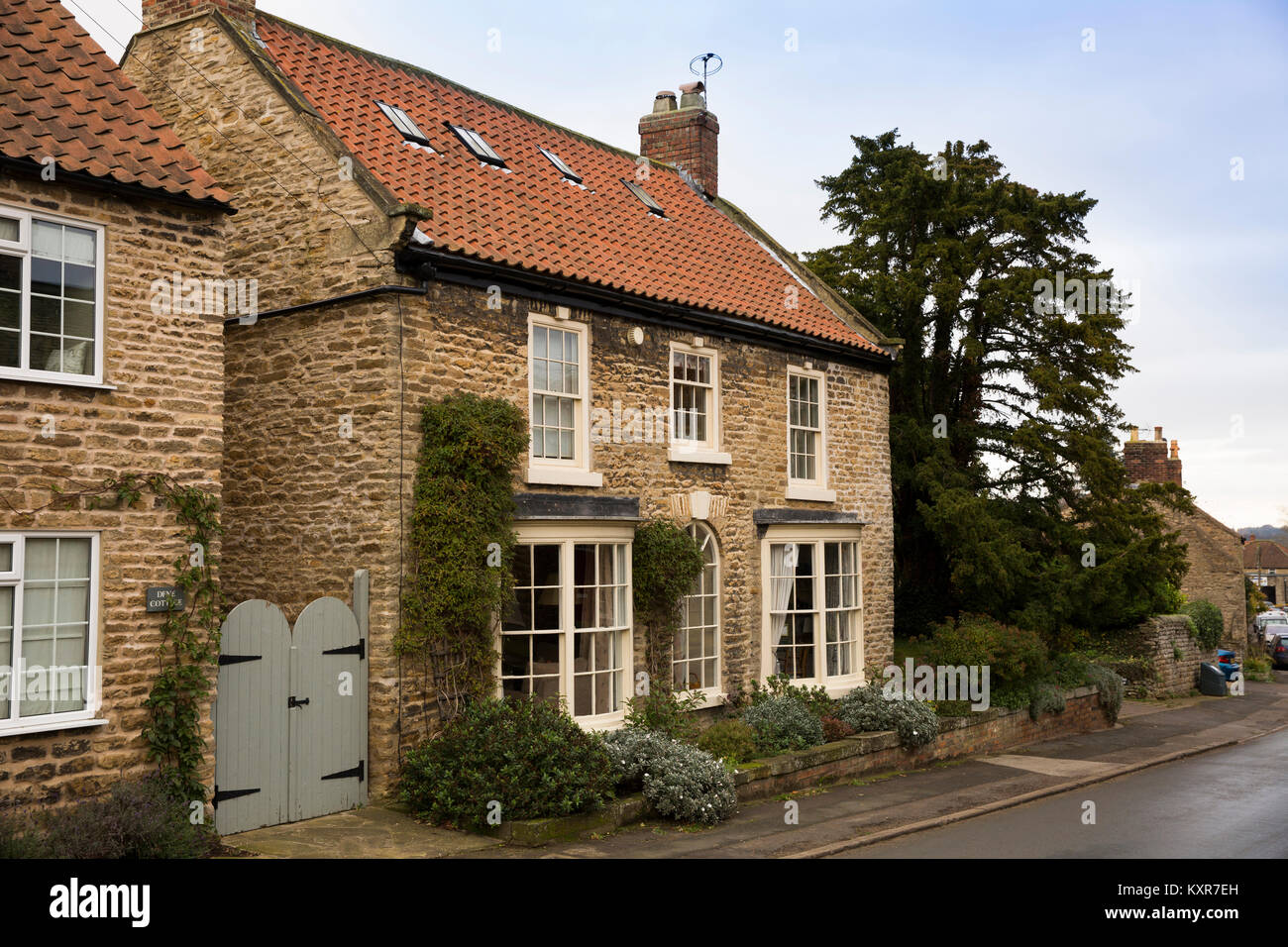 Das VEREINIGTE KÖNIGREICH, England, Yorkshire, Welburn, Castle Howard Estate, aus Stein gebaute Haus im Dorf im Winter Stockfoto