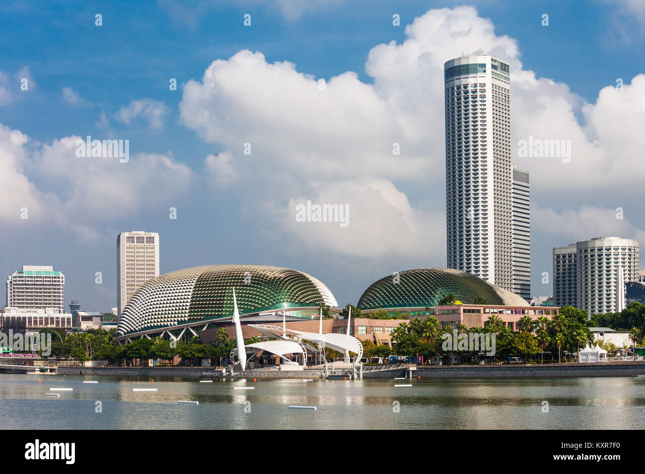 Singapur - 17. OKTOBER 2014: Esplanade, Theater an der Bucht ist ein Zentrum für darstellende Kunst in der Marina Bay in der Nähe der Mündung des Singapore Rive entfernt Stockfoto