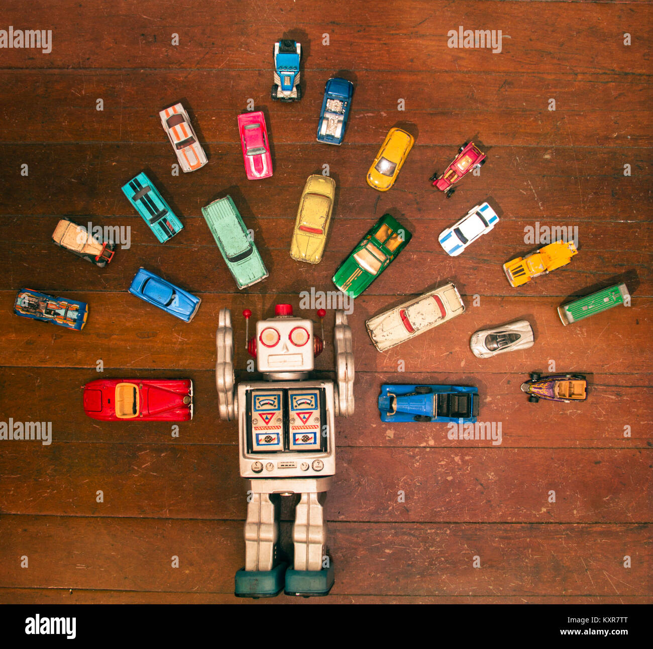 Vintage Roboter Spielzeug umgeben von viel retro Metall Spielzeugautos Stockfoto