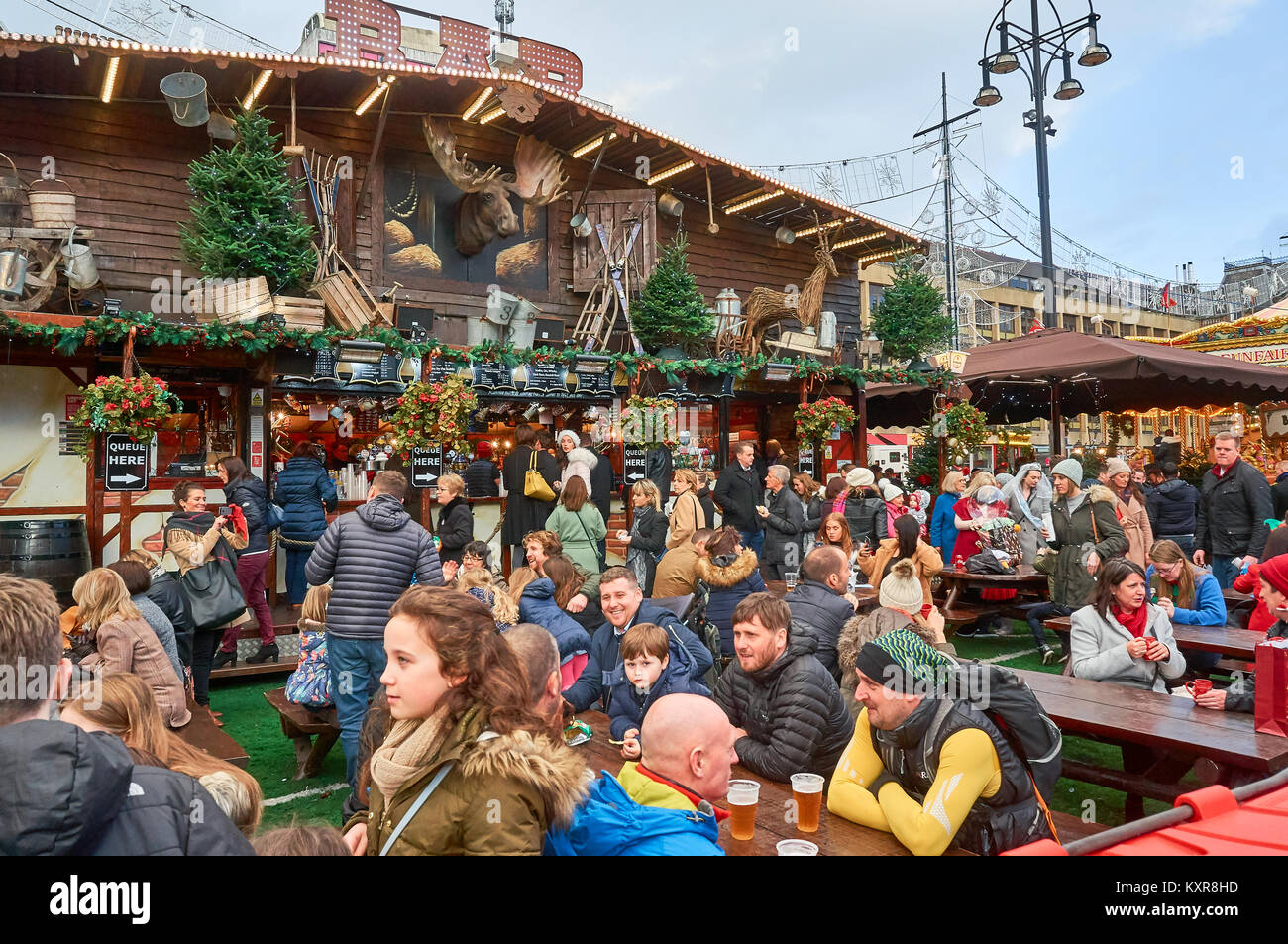 Die Menschen genießen das festliche Essen und Getränke an der Bar, am George Square in Glasgow. Stockfoto