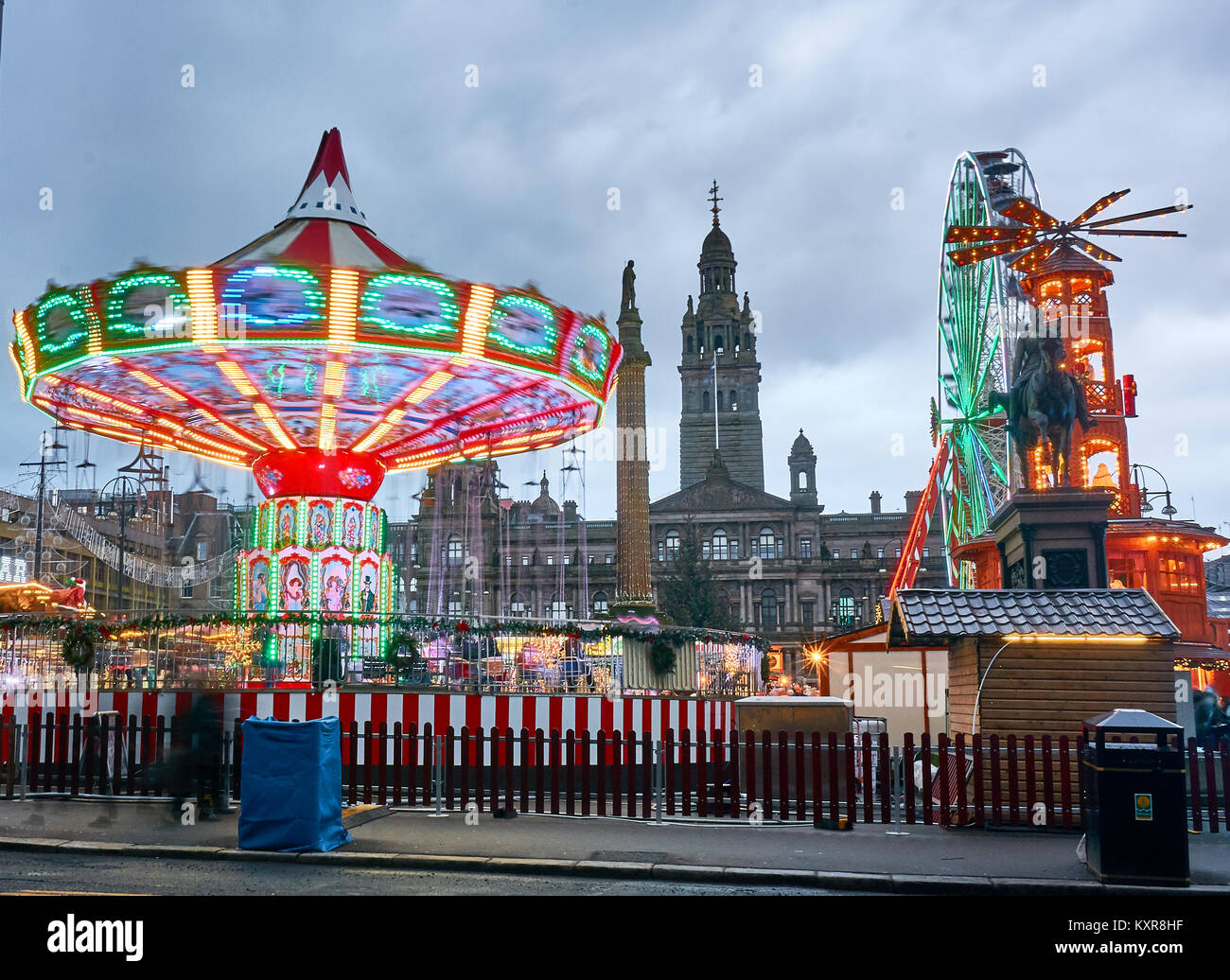 Weihnachtsmarkt mit Karussells und anderen Attraktionen auf dem George Square in Glasgow, Schottland. Stockfoto