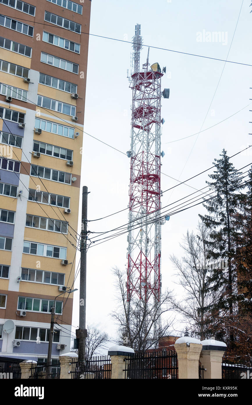 Übertragung TV-Antenne neben einem Wohnhaus Stockfoto