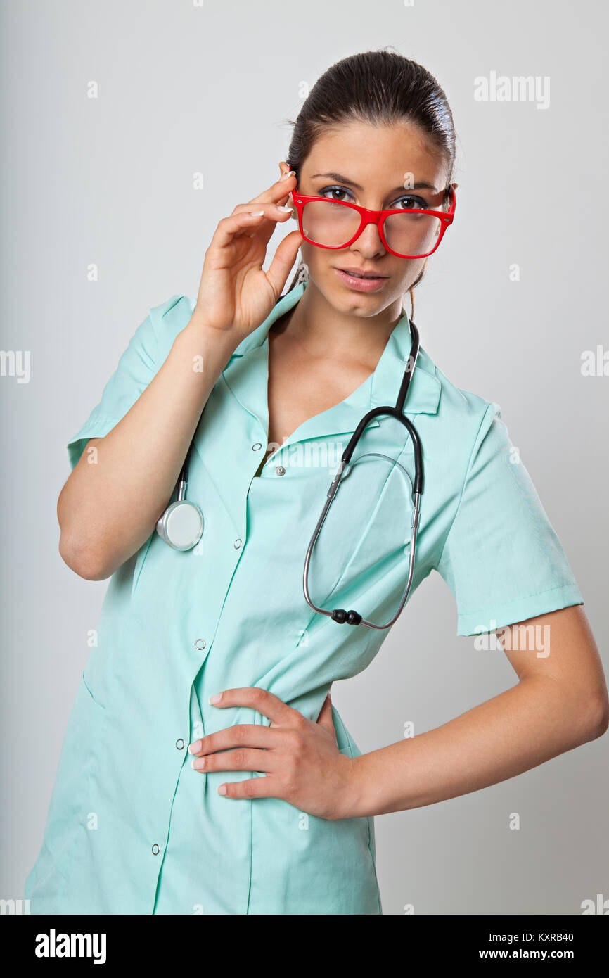 Sexy Frau Doktor mit einem Stethoskop und rote Gläser auf weißem  Hintergrund Stockfotografie - Alamy