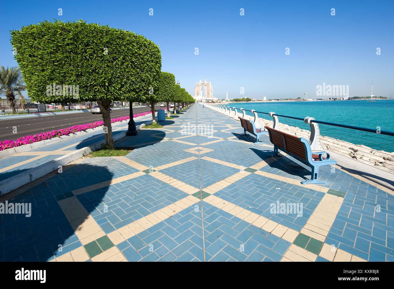 Corniche Boulevard bei Abu Dhabi in den Vereinigten Arabischen Emiraten. Stockfoto