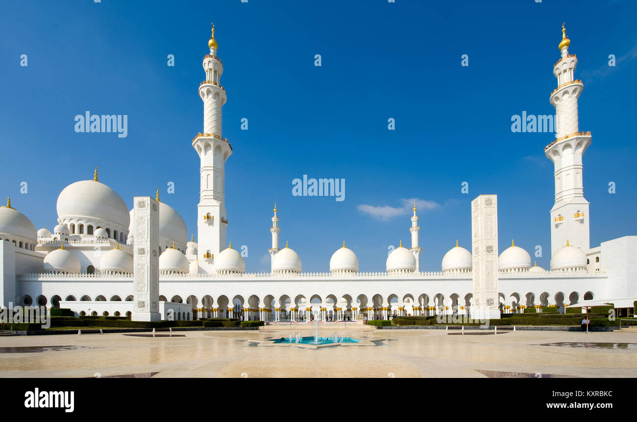 ABU DHABI, VEREINIGTE ARABISCHE EMIRATE - Dec 28, 2017 : Äußeres der Sheikh Zayed Moschee in Abu Dhabi. Es ist die größte Moschee des Landes. Stockfoto