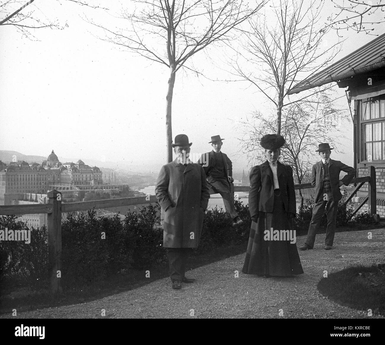 Blick auf Budapest vom Gellért-Hügel, Ungarn, mit Blick auf das Budaer Schloss im Hintergrund und die städtische Landschaft der Stadt. Stockfoto