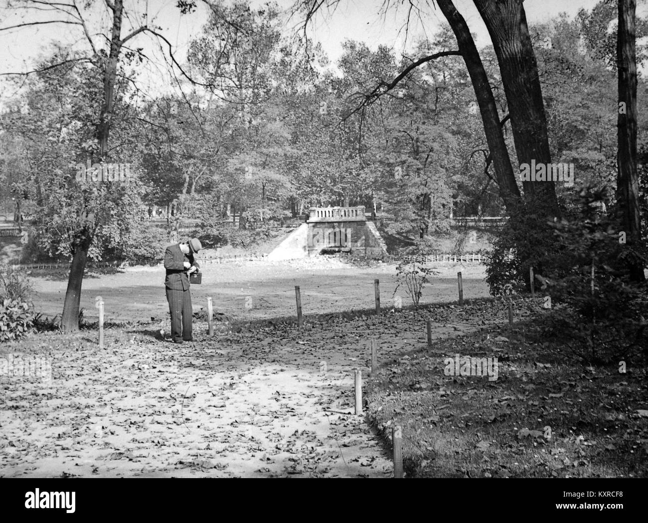 Ein Foto der Insel Széchenyi im 14. Bezirk Budapests zeigt das Design von Stadtparks und die Architektur am Fluss im Ungarn des frühen 20. Jahrhunderts. Stockfoto
