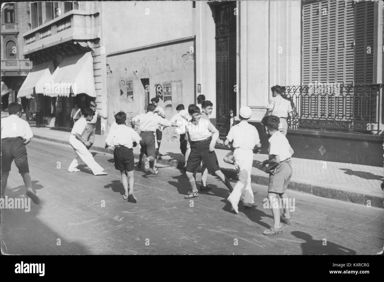 Buenos Aires - Niños jugando Al fútbol en la calle Stockfoto