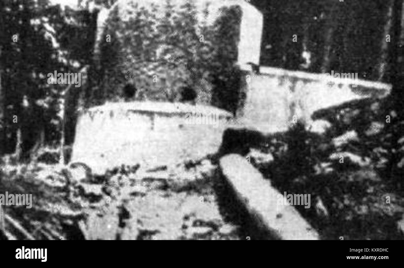 Der während des Kalten Krieges errichtete Betonbunker auf dem Berg Blegoš in Slowenien diente als Teil der militärischen Verteidigungsinfrastruktur Jugoslawiens. Es ist ein erhaltener historischer Festungsort. Stockfoto