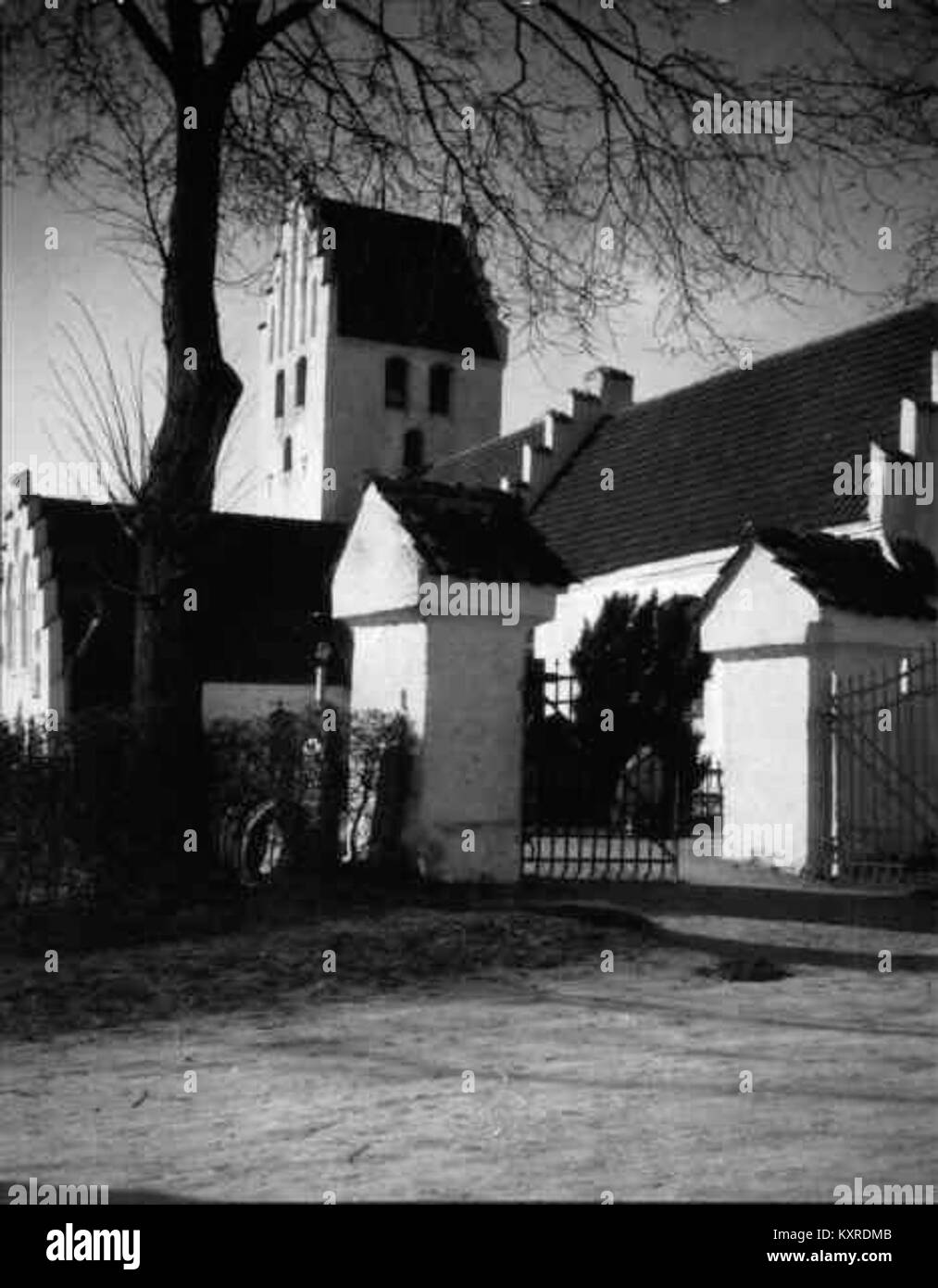 Burlöv Alte Kirche in Schweden, eine romanische Steinkirche aus dem 12. Jahrhundert, die für ihre erhaltene mittelalterliche Architektur und Wandmalereien bekannt ist. Stockfoto
