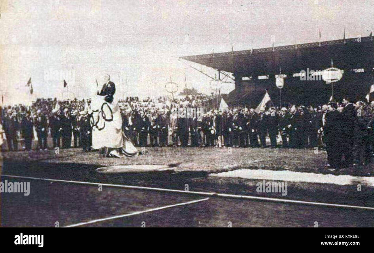 Foto der Eröffnungszeremonie der Olympischen Spiele 1924 in Paris, die Comte Clary, Präsident des französischen Nationalen Olympischen Komitees, zeigt, wie er an der Veranstaltung in der Haupttribüne teilnimmt. Stockfoto