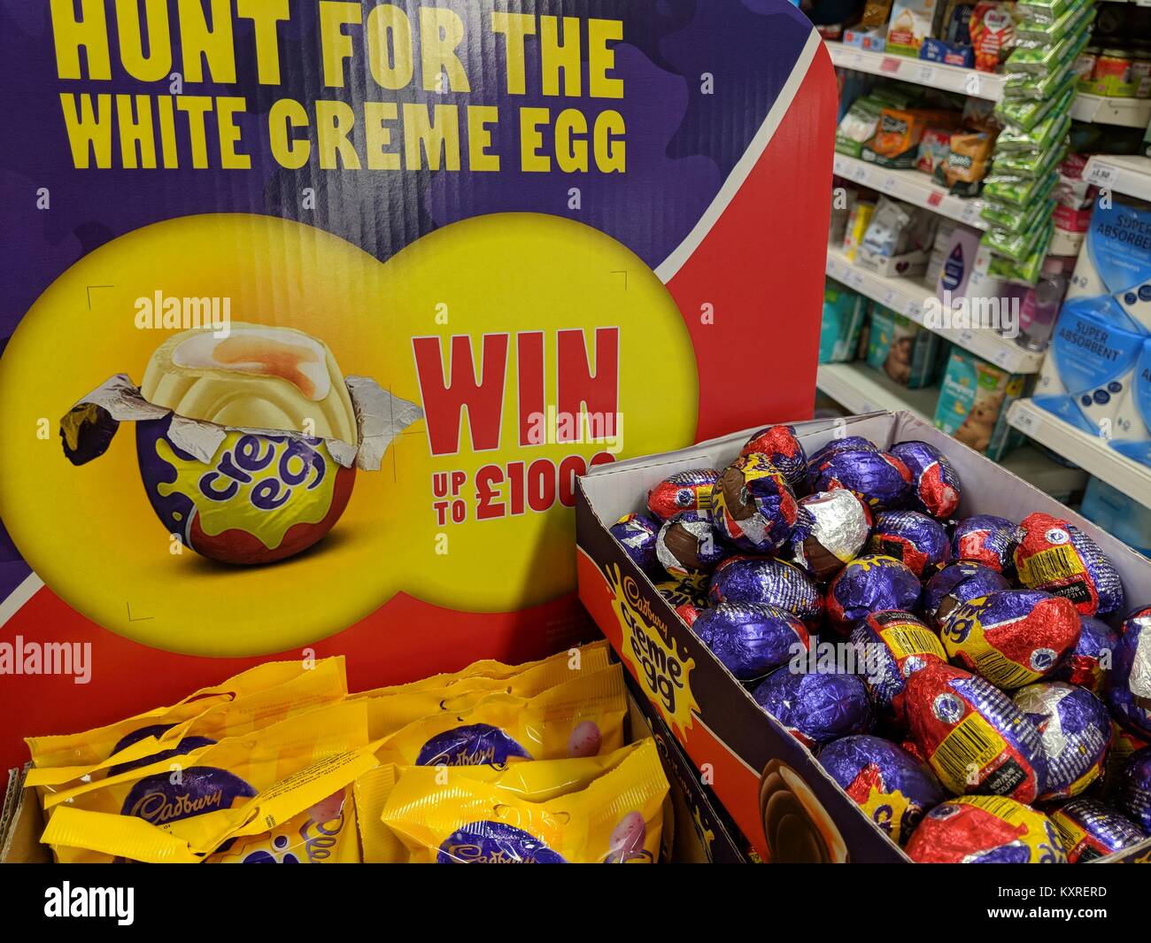 White Cadbury Creme Egg Hunt Preis zu gewinnen lässt ausgepackt und in der Box links in den Geschäften Stockfoto