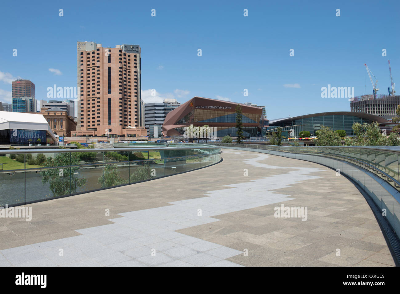 Die torrens Fußgängerbrücke in Adelaide, South Australia. Die Fußgängerbrücke links Das Riverbank Unterhaltungsviertel, Adelaide Oval und der Stadt Adelaide. Stockfoto