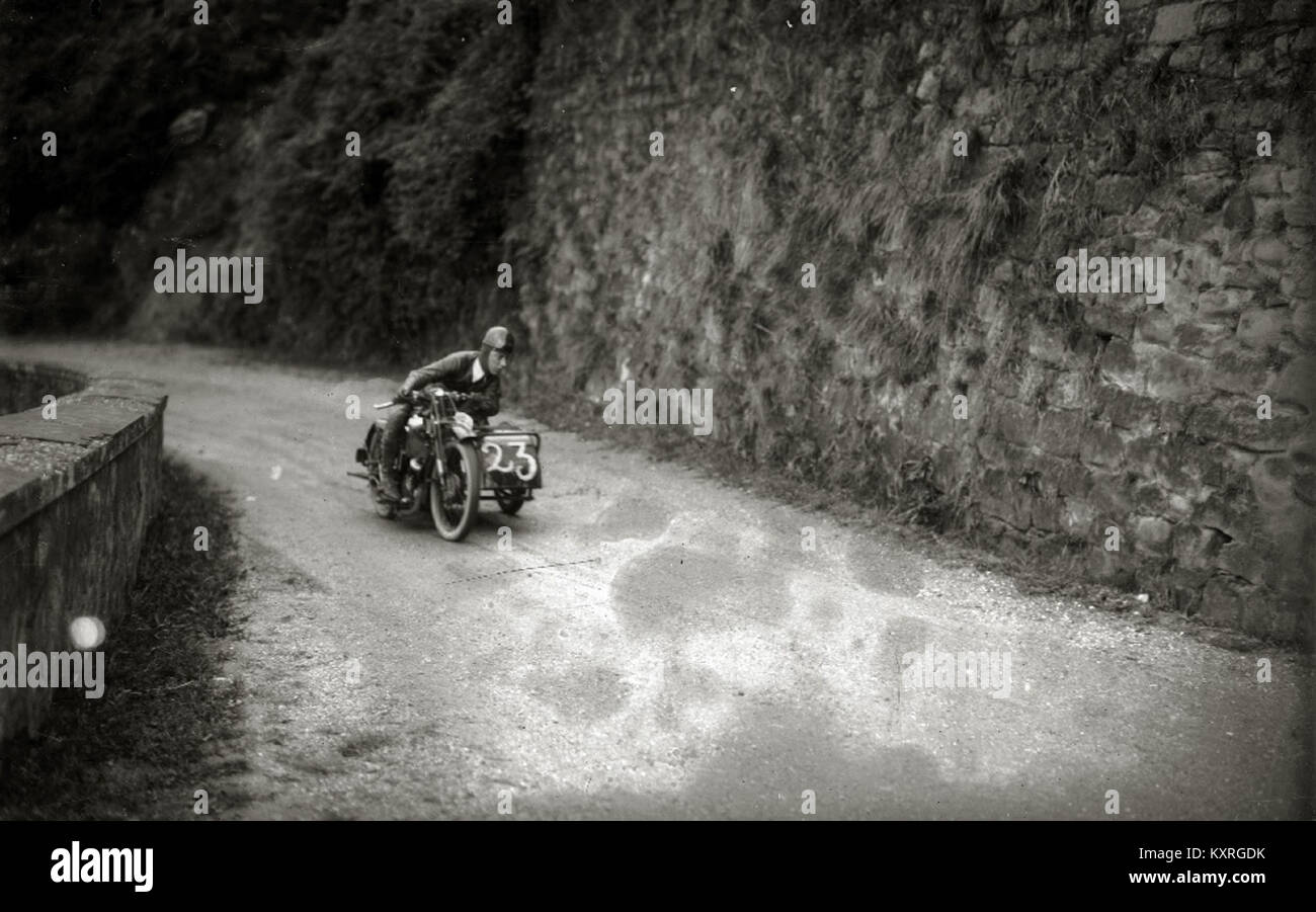 Historisches Foto von der Fondo Car-Kutxa Fototeka, das ein Auto- und Motorradrennen entlang des Paseo del Faro zeigt und den Motorsport und öffentliche Veranstaltungen des frühen 20. Jahrhunderts in Spanien dokumentiert. Stockfoto