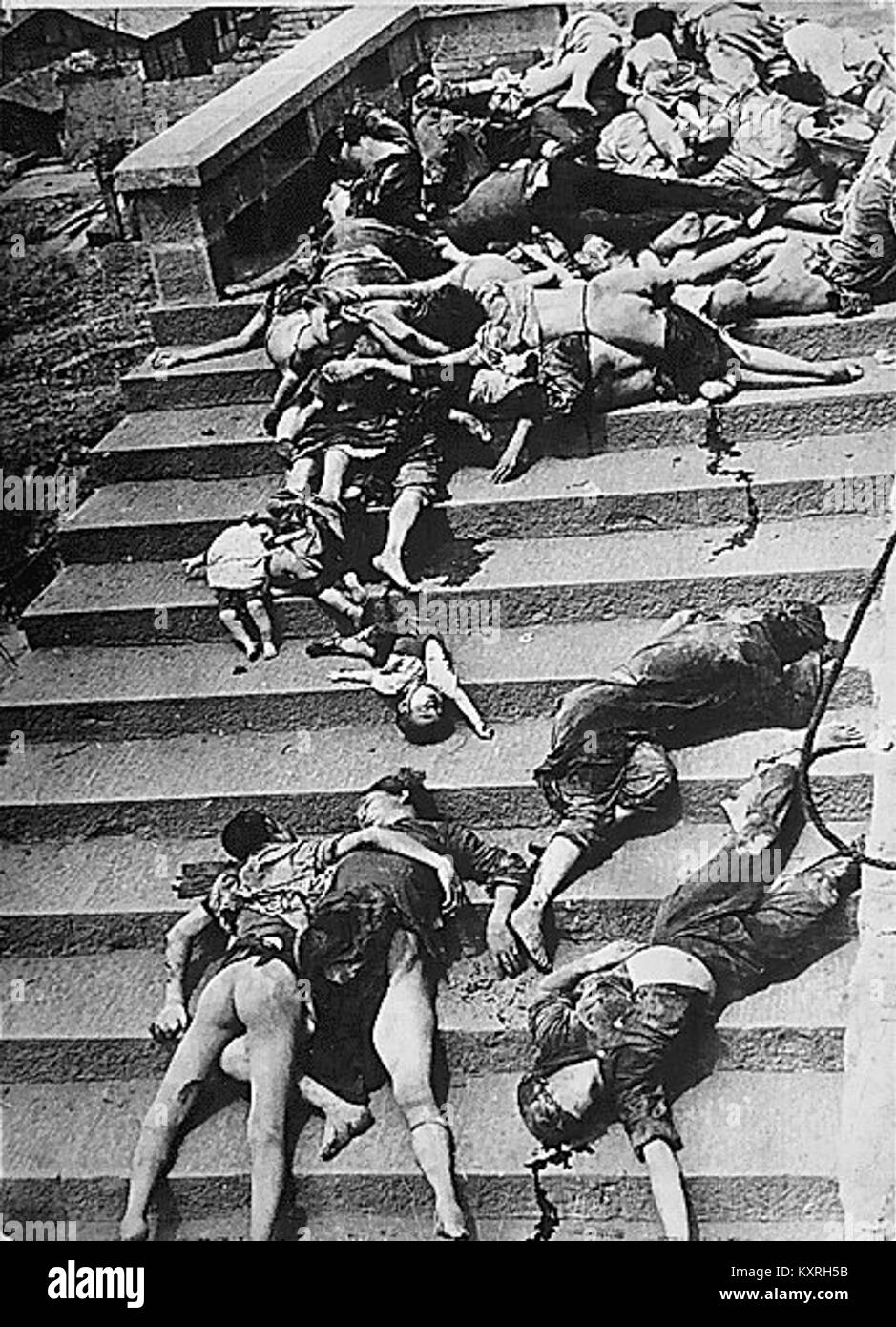 Dieses Foto dokumentiert die Folgen einer Massenpanik in Chongqing, China, und zeigt Opfer und Rettungsbemühungen nach einer Menschenmassen-Katastrophe während einer Kriegszeit von Luftangriffen in den frühen 1940er Jahren Stockfoto