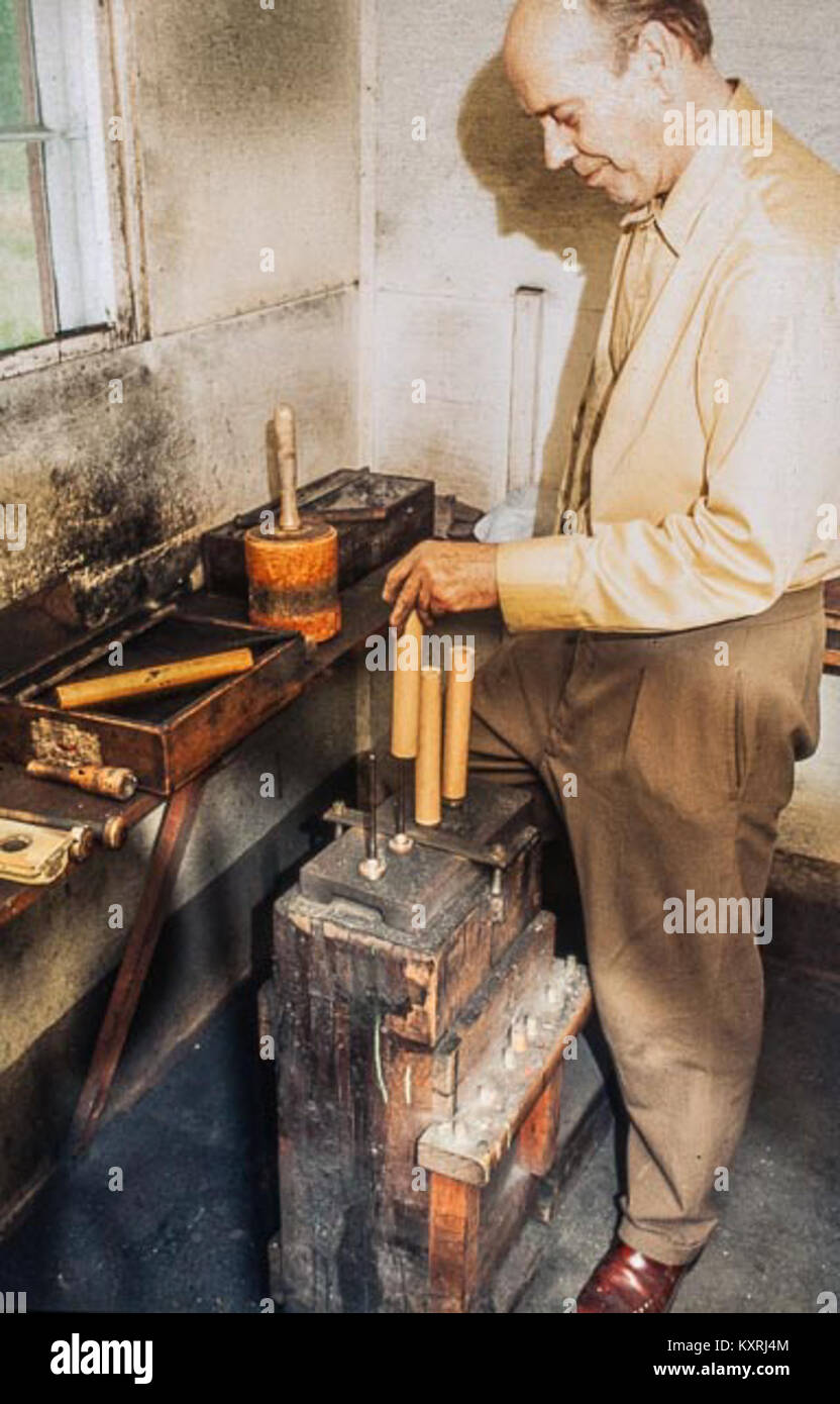 Porträt oder Aktenbuch mit Bezug auf Cecil Törner, identifizierte Person aus dem Kontext des frühen 20. Jahrhunderts, die persönliche Dokumentation oder visuelle Aufzeichnungen zum Thema zeigt. Stockfoto