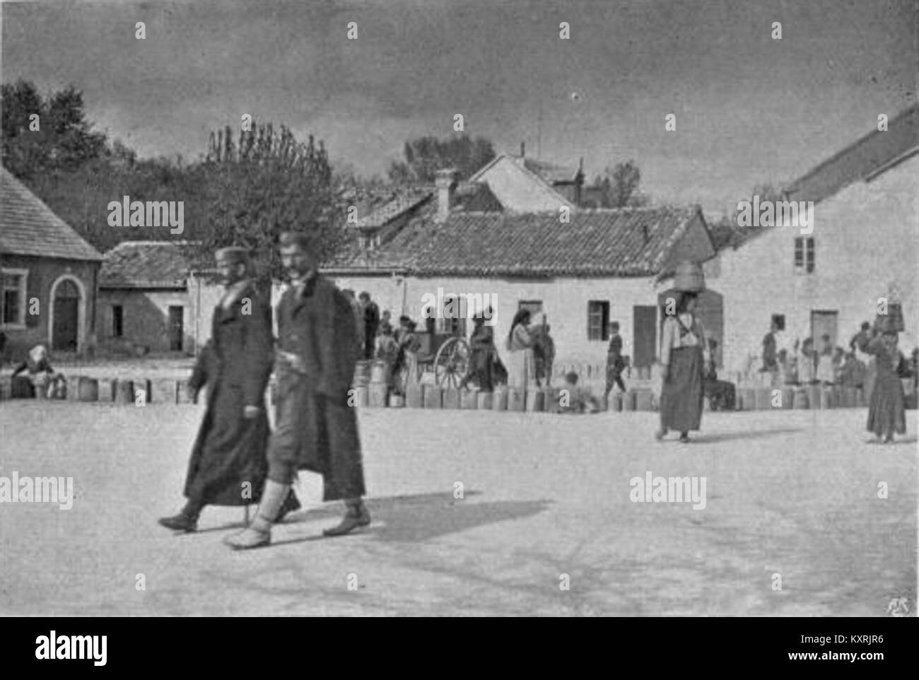 Dieses historische Foto zeigt Erdöltanks in Cetinje, Montenegro, wahrscheinlich aus dem frühen 20. Jahrhundert, die die industrielle Infrastruktur und die Energiespeicheranlagen dieser Zeit dokumentieren. Stockfoto