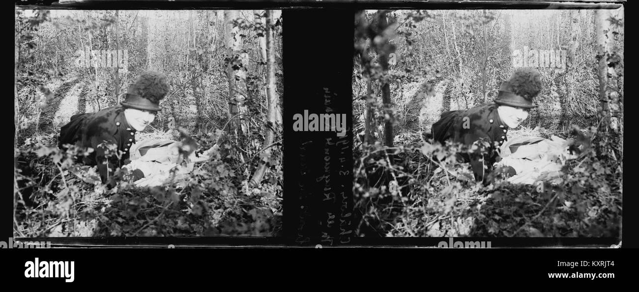 Dieses Foto, das am 3. April 1916 aufgenommen wurde, zeigt Mlle Raymonde Robain am Kanal in Châlons, Teil der Berthel-Sammlung, die das Leben im Frankreich des frühen 20. Jahrhunderts dokumentiert. Stockfoto