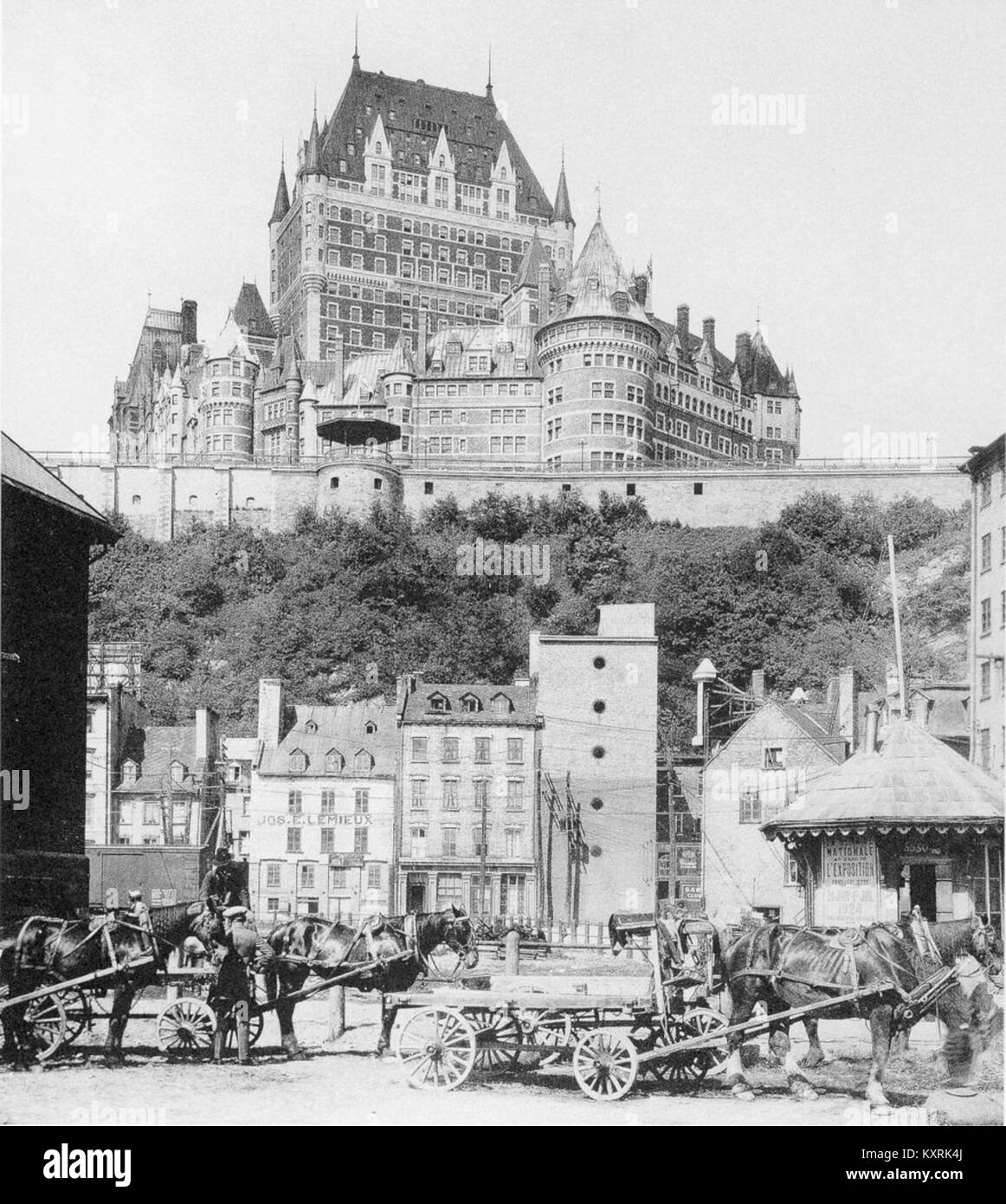 Das Château Frontenac in Quebec City, Kanada, ist eines der meistfotografierten Hotels der Welt. Dieses Bild aus der Zeit um 1924 zeigt die Pracht des ikonischen Gebäudes, das im französischen château-Stil entworfen wurde und seine historische Bedeutung als Luxushotel widerspiegelt. Stockfoto