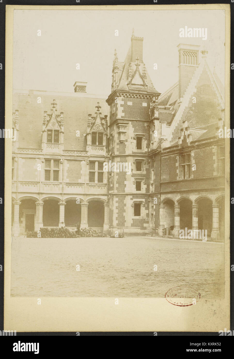 Fotografie des Château Royal de Blois in Frankreich von J-A Brutails, erhalten an der Universität von Bordeaux Montaigne, wobei die architektonischen Merkmale der Renaissance und der Gotik hervorgehoben werden. Stockfoto