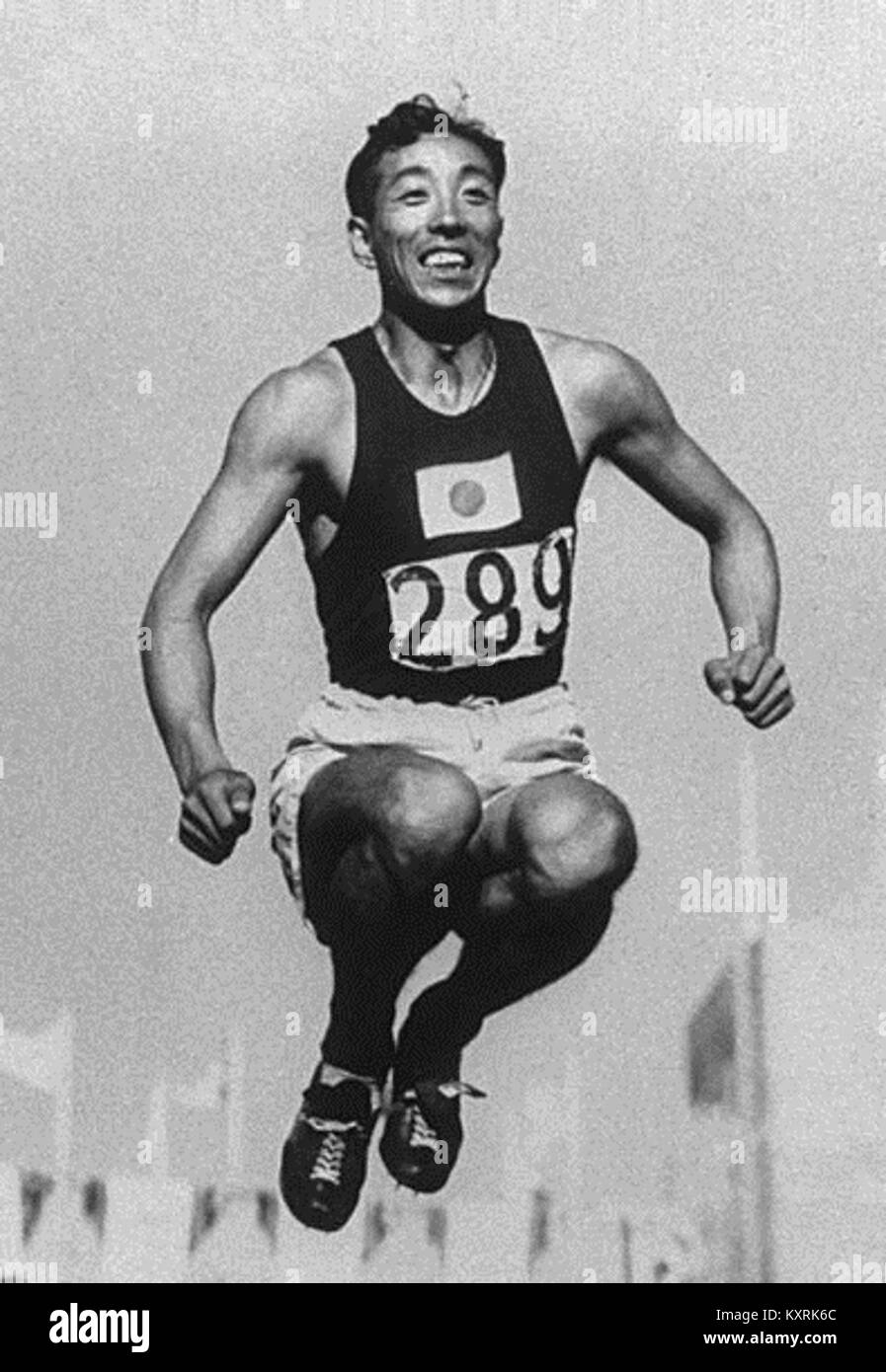 Das Foto zeigt den japanischen Athleten Chuhei Nambu während seiner sportlichen Karriere 1932, der dafür bekannt war, einen Weltrekord aufzustellen und olympische Medaillen im Weitsprung und Dreifachsprung zu gewinnen. Stockfoto
