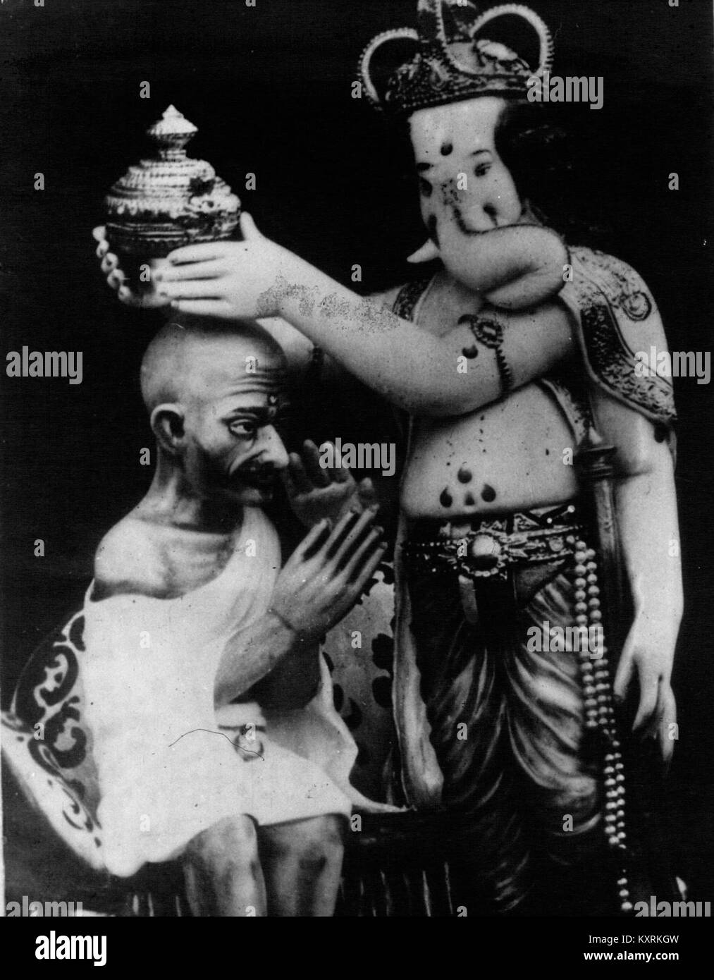 „Charge de Gandhi“ bezieht sich auf eine Darstellung von Mahatma Gandhi, möglicherweise in einem spirituellen oder symbolischen Kontext, gesegnet durch den hinduistischen Gott Ganesh. Das Bild könnte Gandhis spirituelle Überzeugungen und das indische Erbe repräsentieren. Stockfoto „Charge de Gandhi“ bezieht sich auf eine Darstellung von Mahatma Gandhi, möglicherweise in einem spirituellen oder symbolischen Kontext, gesegnet durch den hinduistischen Gott Ganesh. Das Bild könnte Gandhis spirituelle Überzeugungen und das indische Erbe repräsentieren. Stockfoto