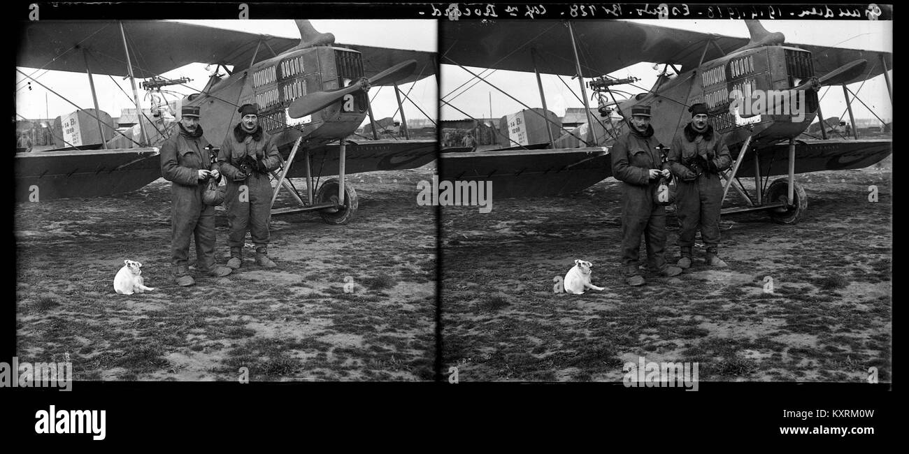 Foto vom 19. April 1918, das Mitglieder der Escadrille br 128 unter Captain Rocard während des Ersten Weltkriegs in Chaudun, Frankreich, zeigt. Teil der Sammlung des Fonds Berthelé, die die französische Militärluftfahrt dokumentiert. Stockfoto